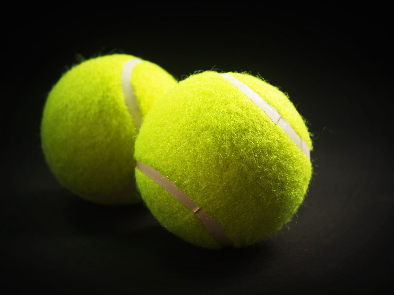 Olympus E-300 (EVOLT E-300) sample photo. Ball, racket, white photography