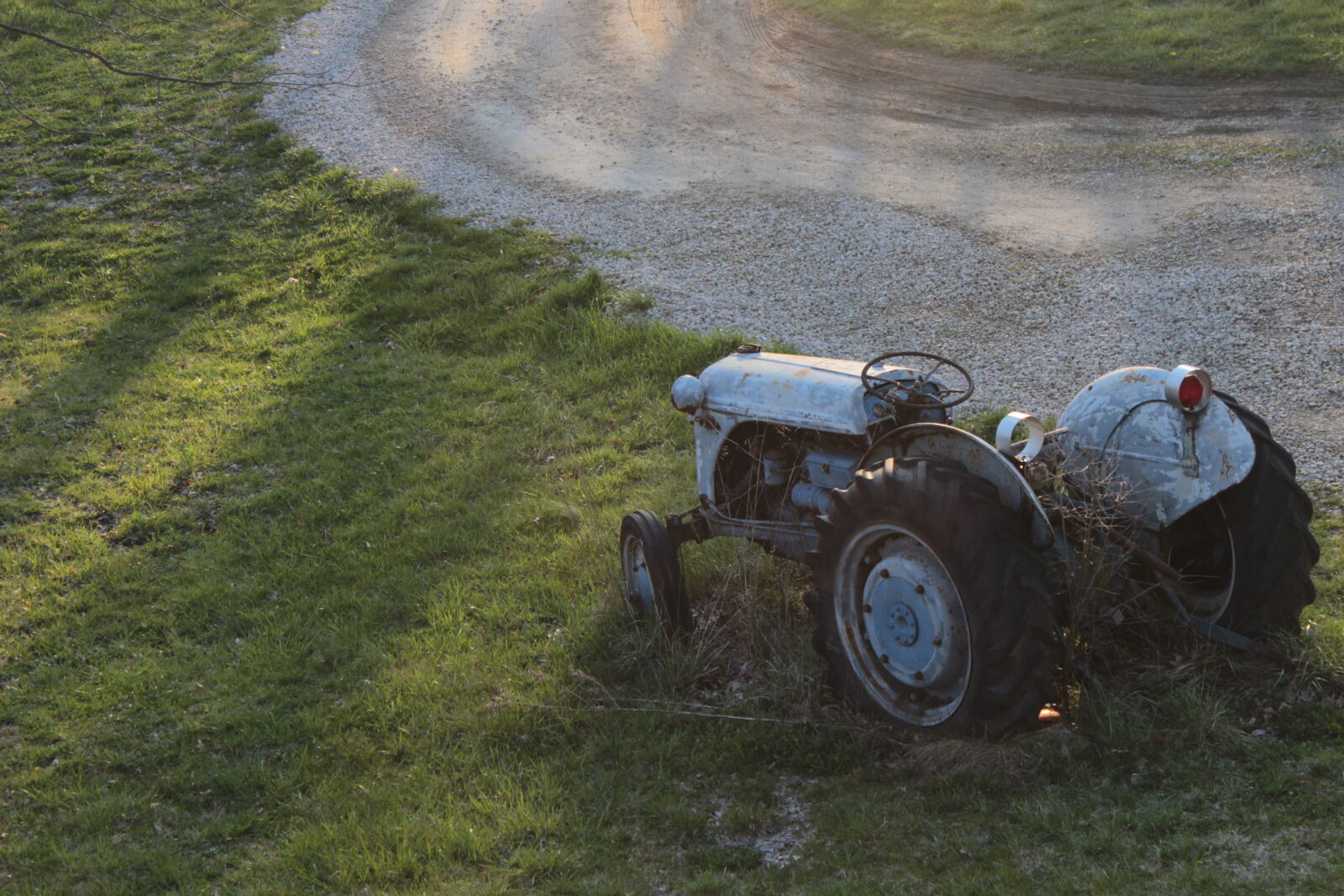Canon EOS 600D (Rebel EOS T3i / EOS Kiss X5) sample photo. Antique, old, sunset, tractor photography