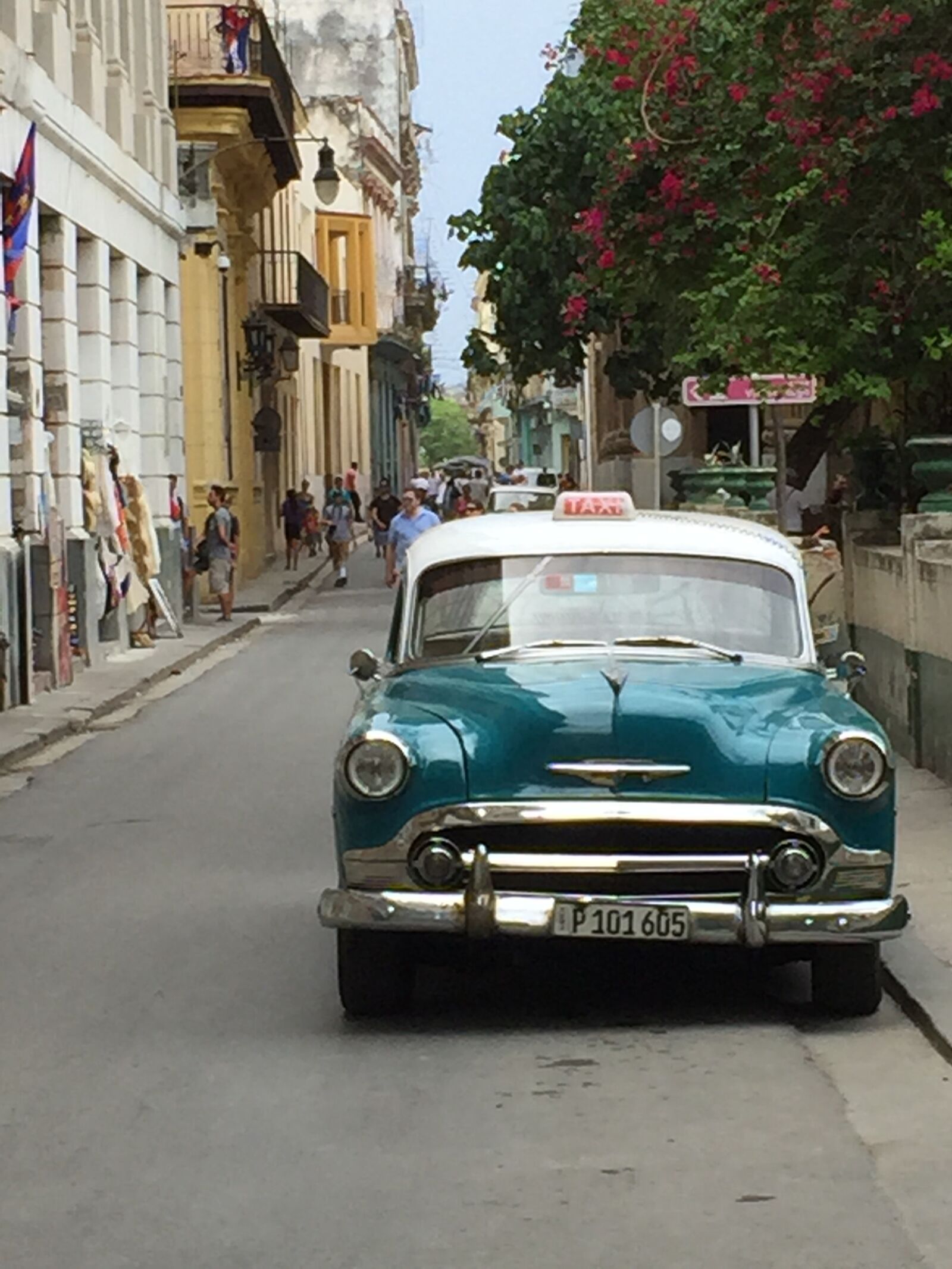iPhone 6 back camera 4.15mm f/2.2 sample photo. Cuba, old car, havana photography