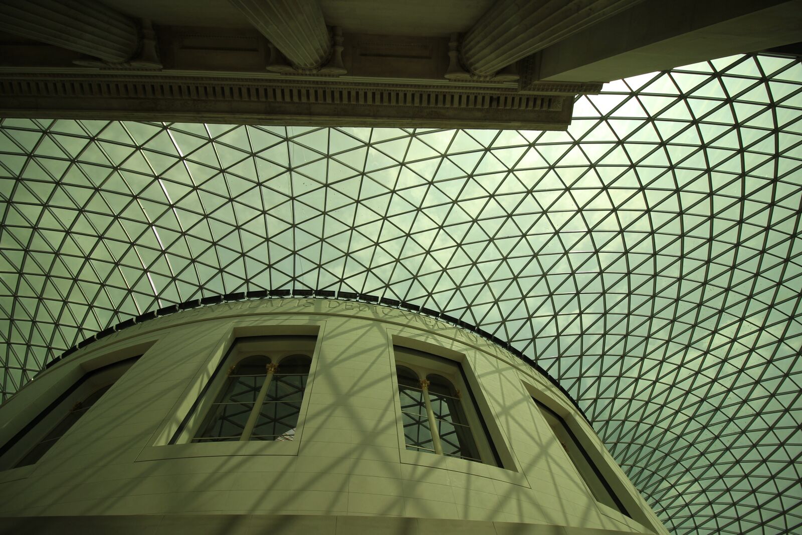 Canon EOS 600D (Rebel EOS T3i / EOS Kiss X5) + Canon EF-S 10-18mm F4.5–5.6 IS STM sample photo. Architecture, british museum, ceiling photography