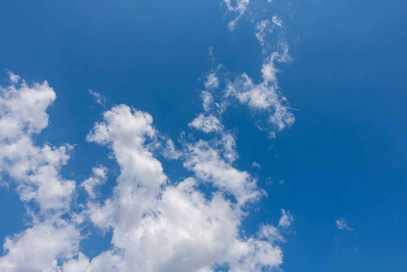 Canon EOS 750D (EOS Rebel T6i / EOS Kiss X8i) sample photo. Clouds, blue sky, summer photography