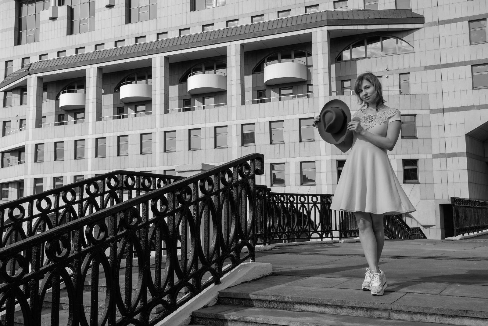 Samsung NX1100 sample photo. Bridge, architecture, girl photography