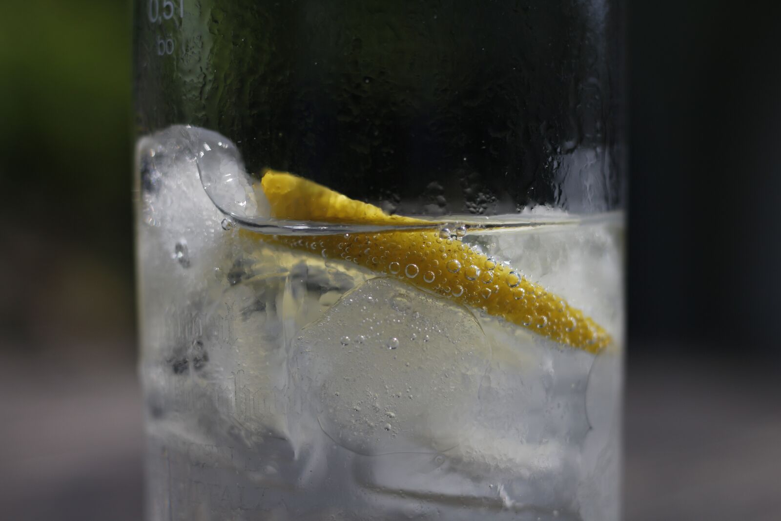 Canon EOS 700D (EOS Rebel T5i / EOS Kiss X7i) + Canon EF 50mm F1.8 STM sample photo. Drink, lemon, glass photography