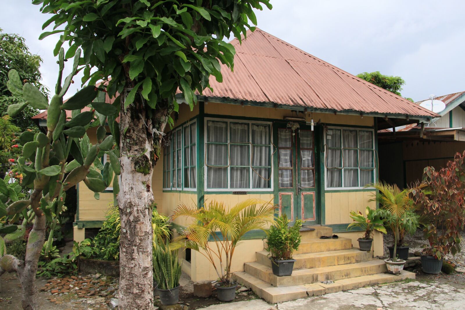 Canon EF-S 18-200mm F3.5-5.6 IS sample photo. Old house, house, architecture photography