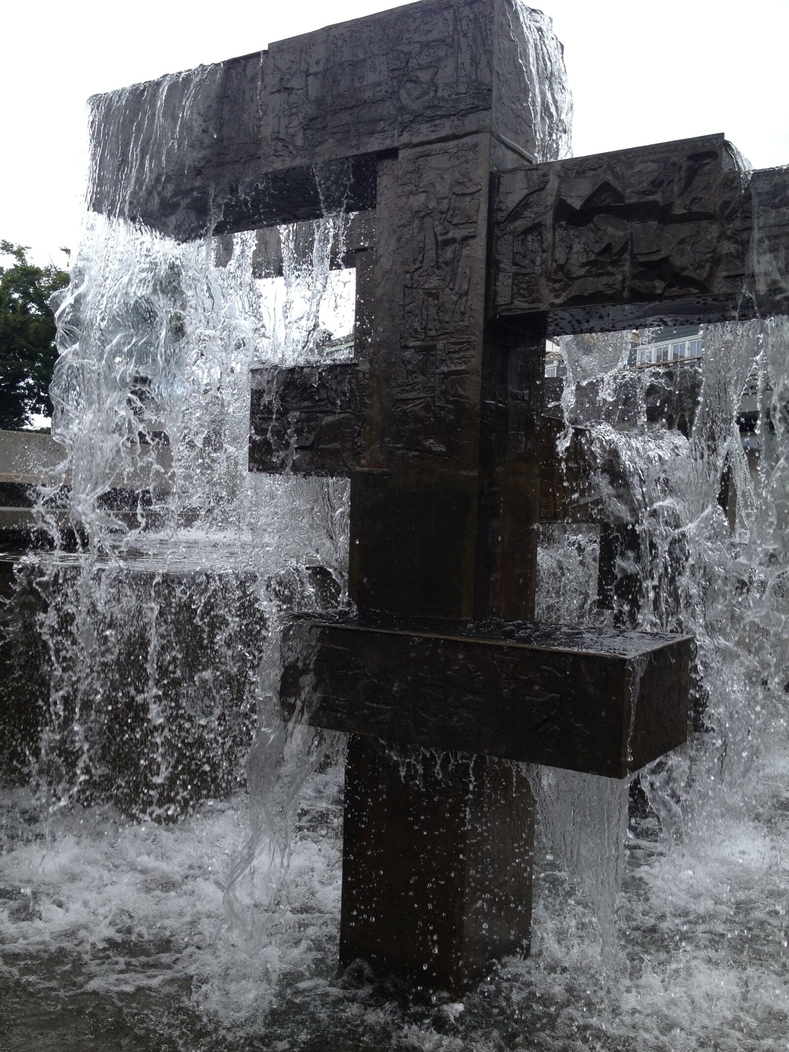 iPhone 4S back camera 4.28mm f/2.4 sample photo. Fountain, water, city photography