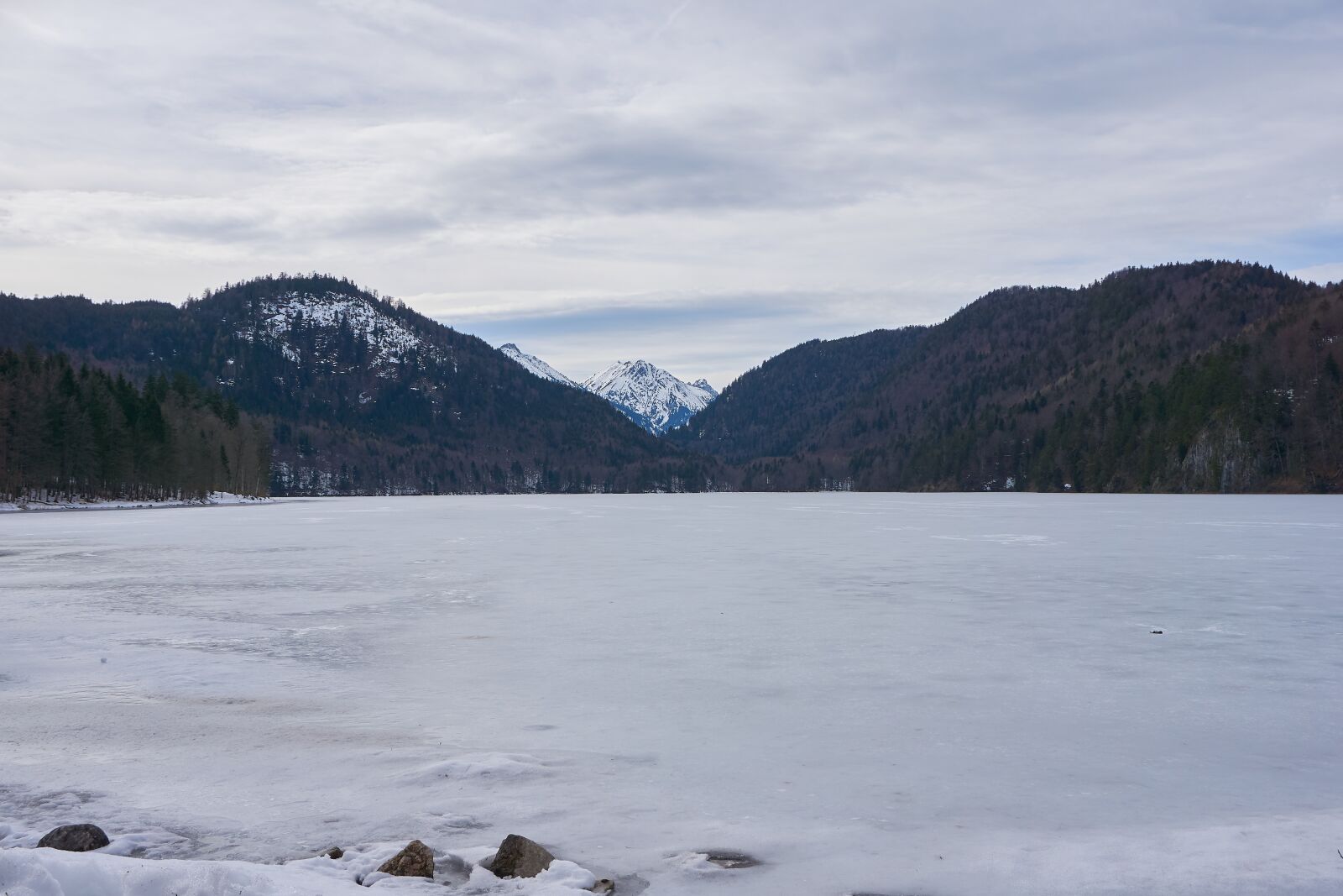 Sony a6000 + Sony E PZ 16-50 mm F3.5-5.6 OSS (SELP1650) sample photo. Lake, frozen, mountains photography
