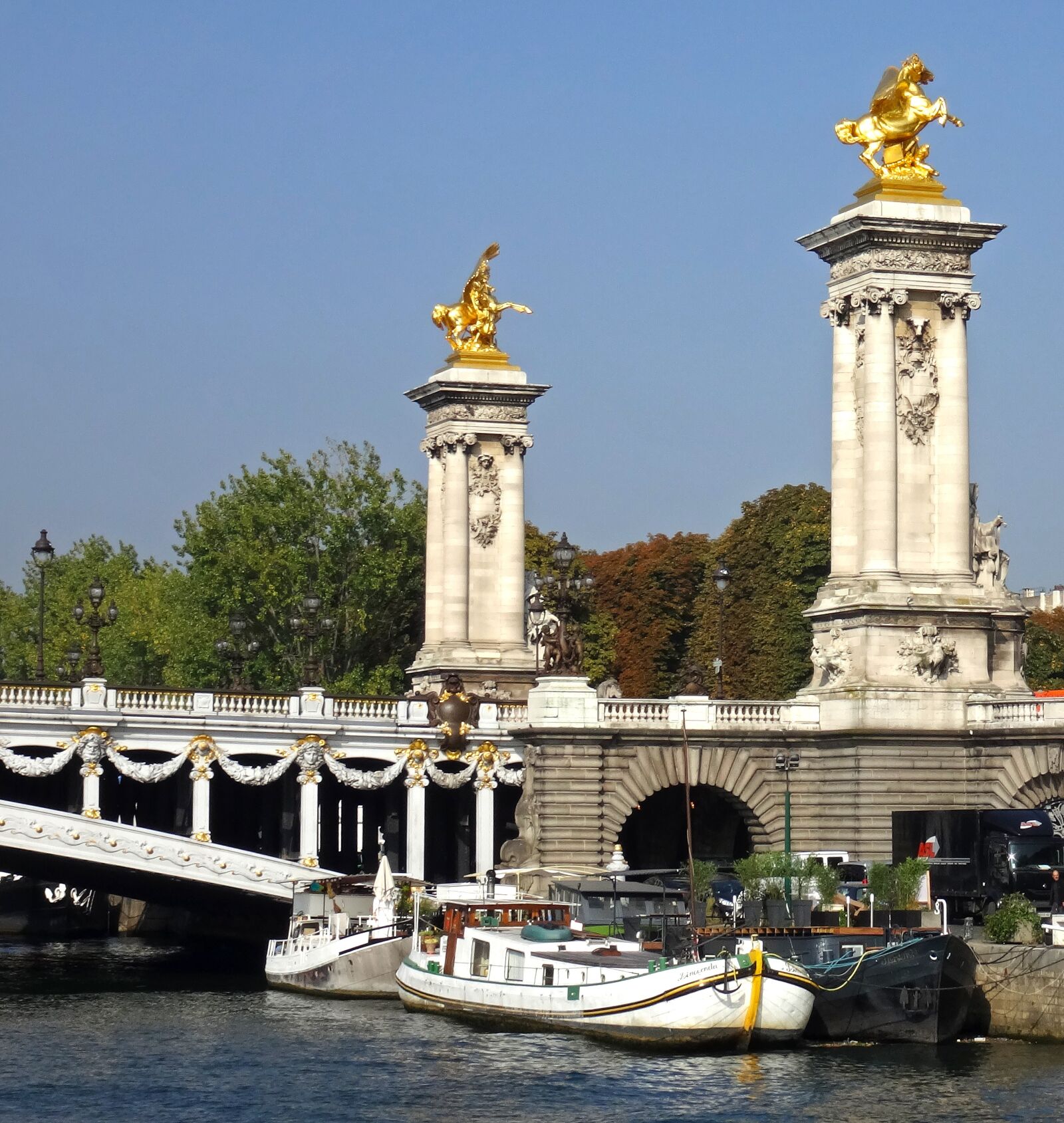 Sony Cyber-shot DSC-TX30 sample photo. Paris, columns, bridge photography