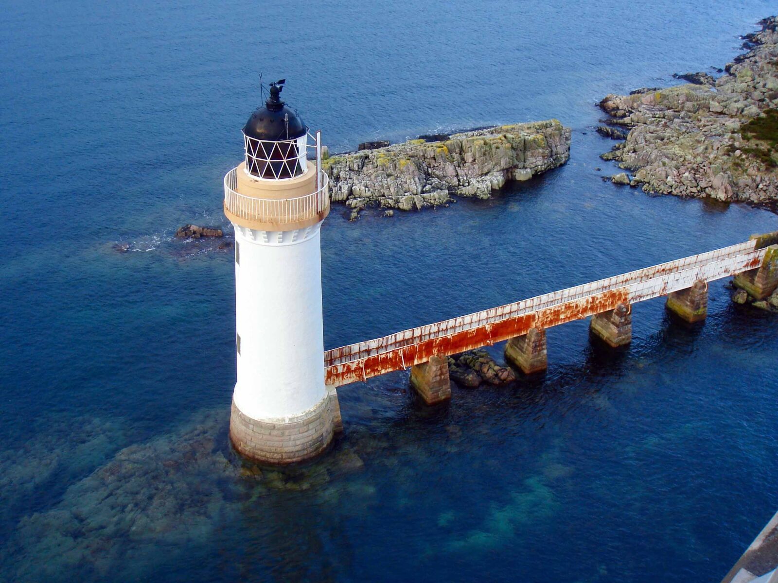 Sony DSC-T9 sample photo. Lighthouse, sea, ocean photography