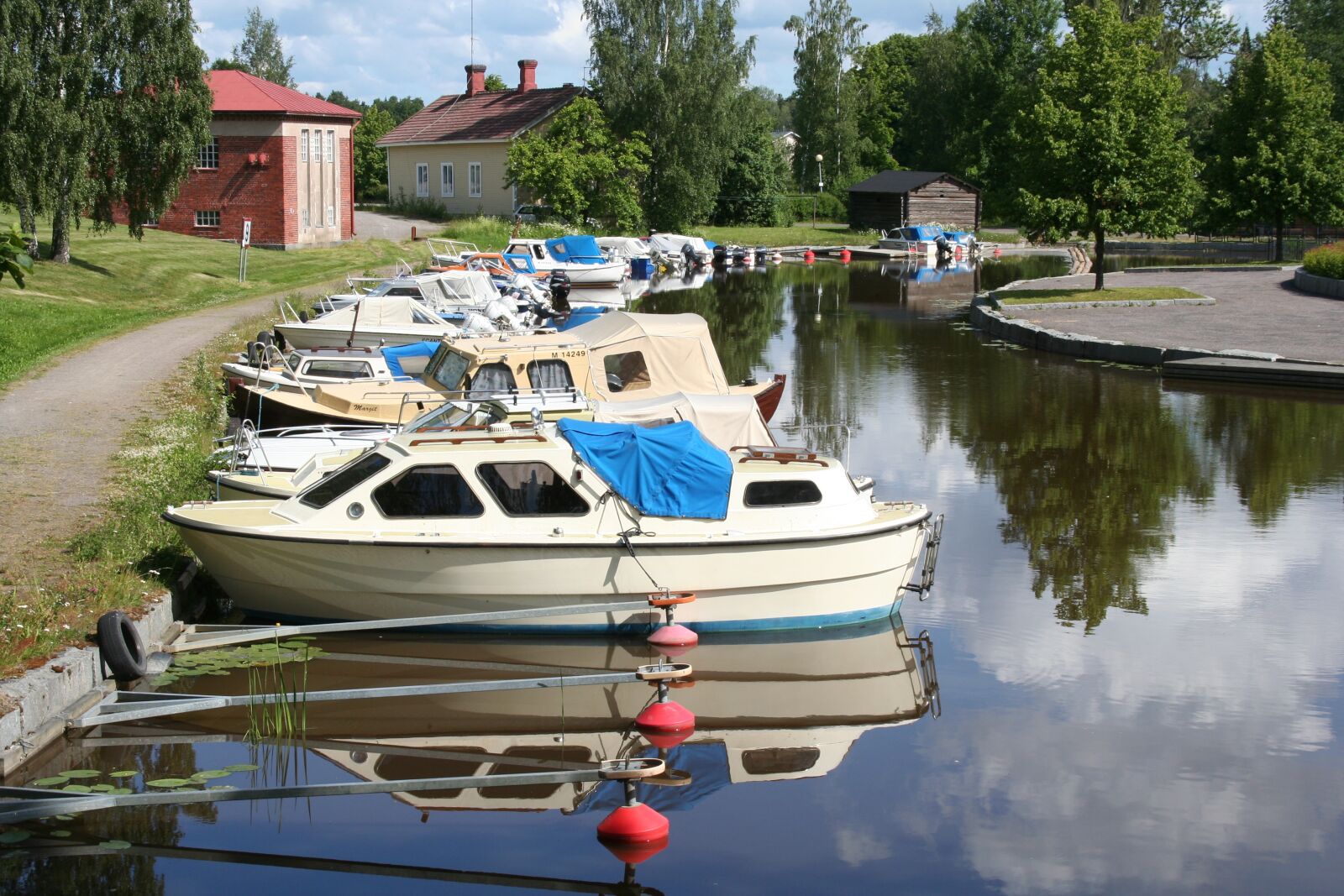 Canon EOS 350D (EOS Digital Rebel XT / EOS Kiss Digital N) sample photo. Forssa, warp river, boat photography