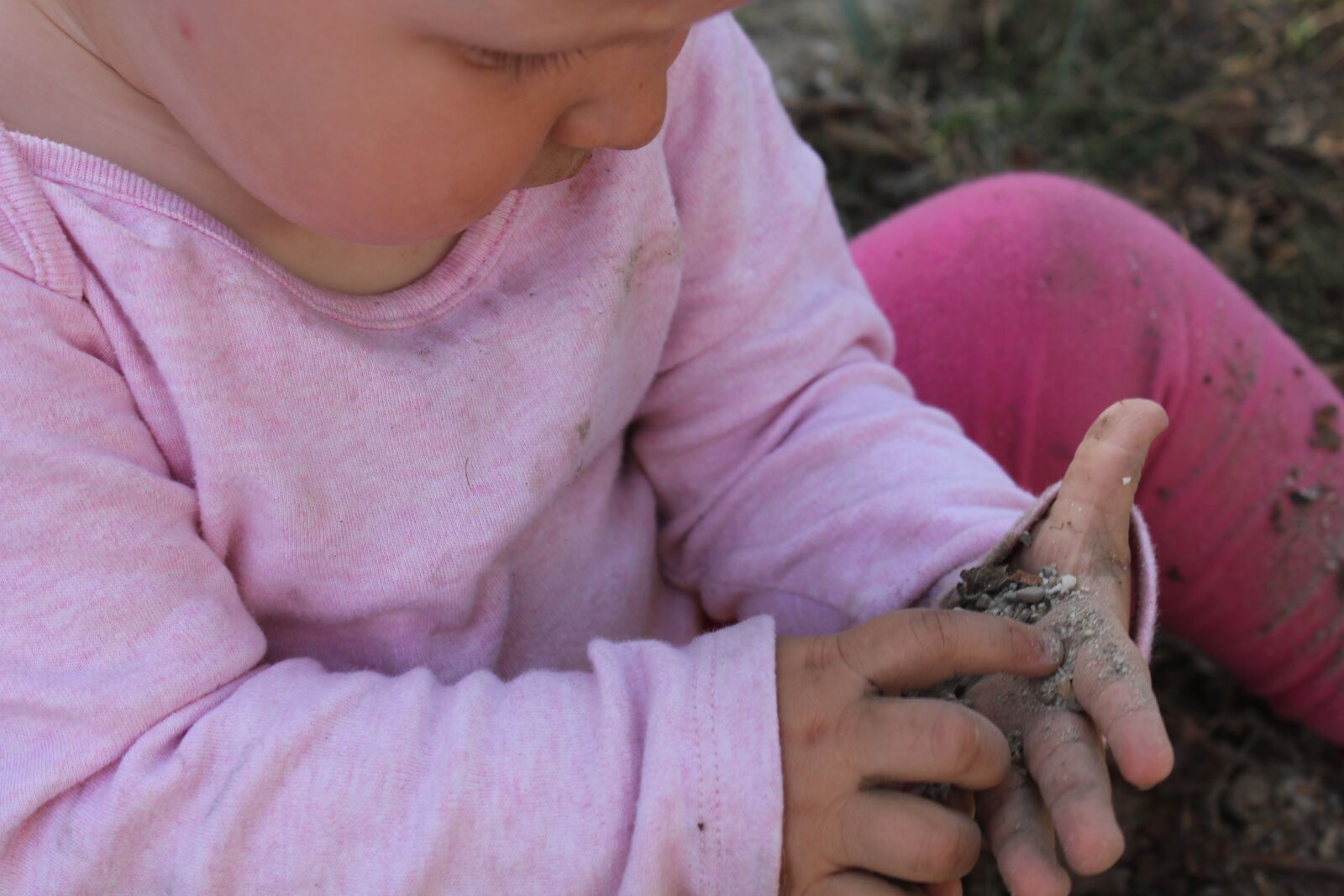 Canon EOS 550D (EOS Rebel T2i / EOS Kiss X4) sample photo. Child, hand, stones photography