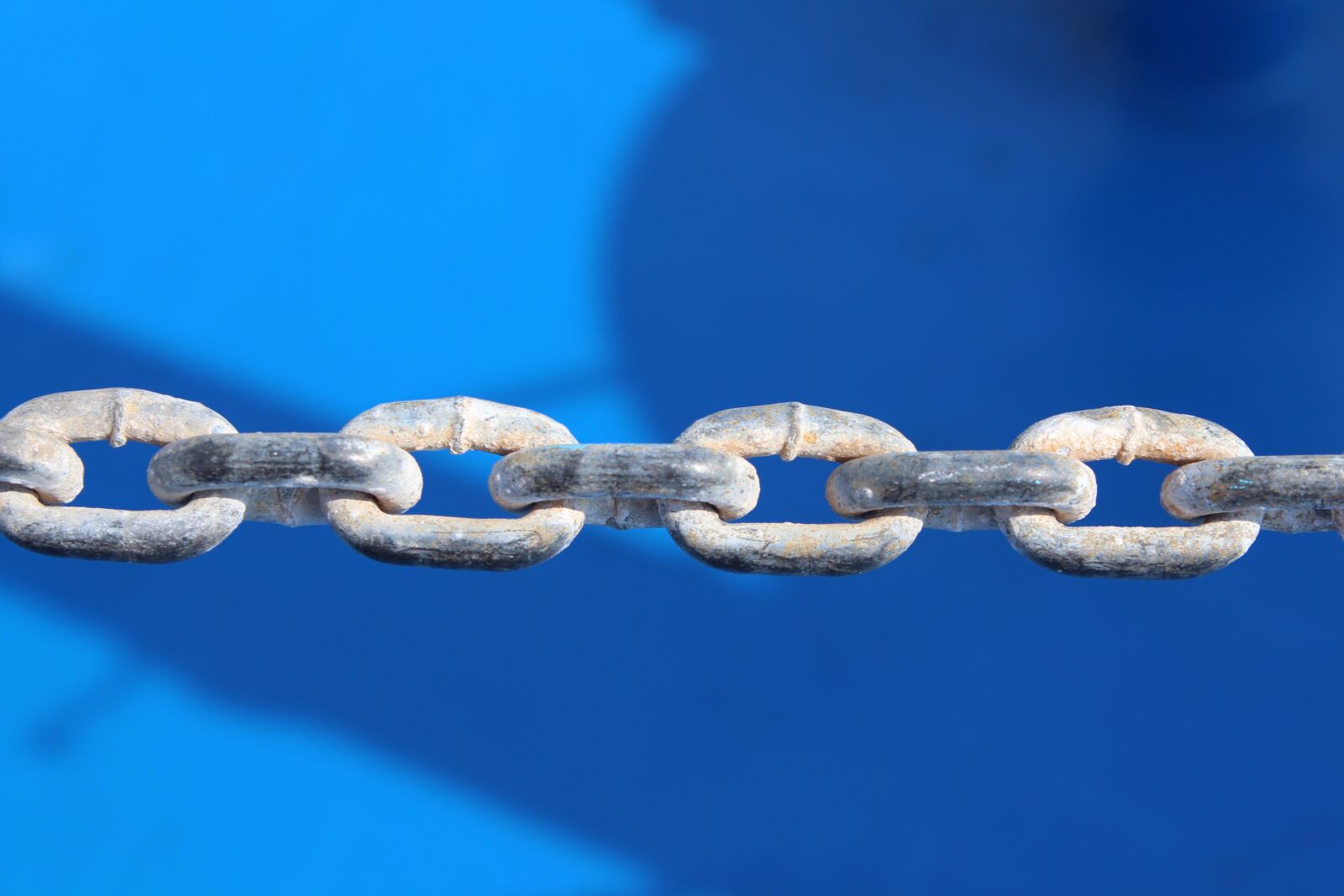 Canon EOS 600D (Rebel EOS T3i / EOS Kiss X5) sample photo. Chains, blue, link photography