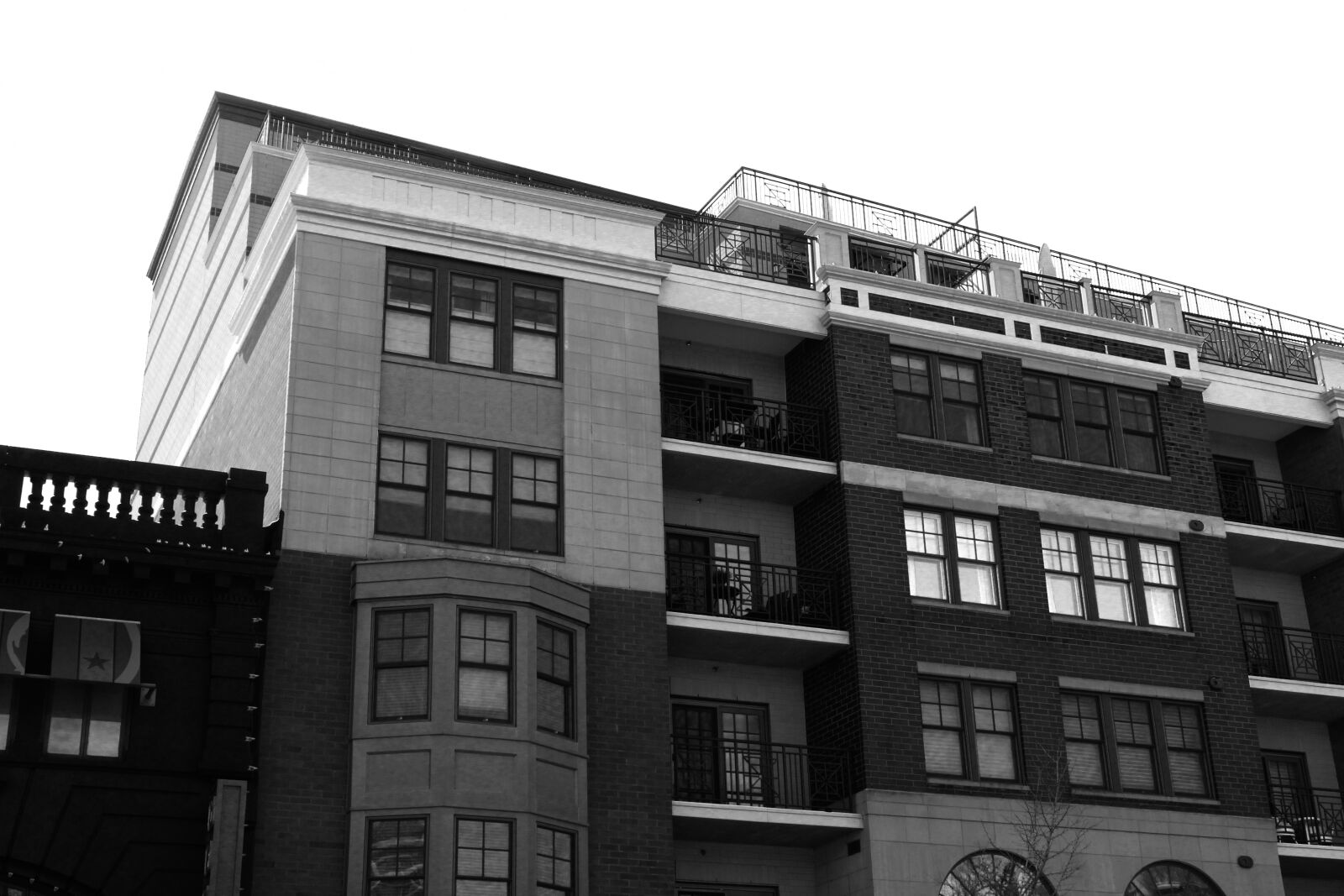 Canon EOS 1300D (EOS Rebel T6 / EOS Kiss X80) sample photo. B w, building, architecture photography