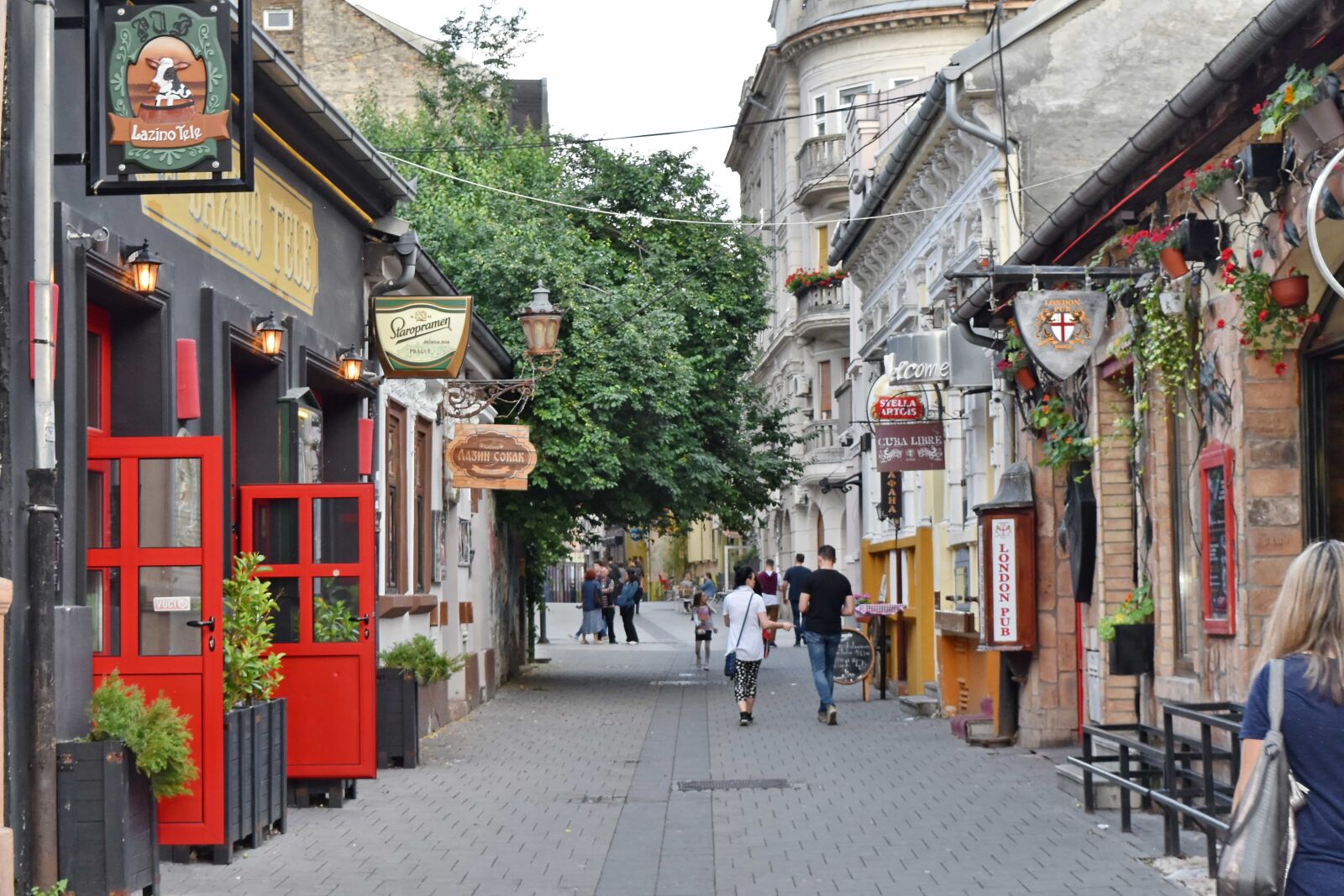 Nikon D5500 sample photo. Crowd, town, architecture, street photography