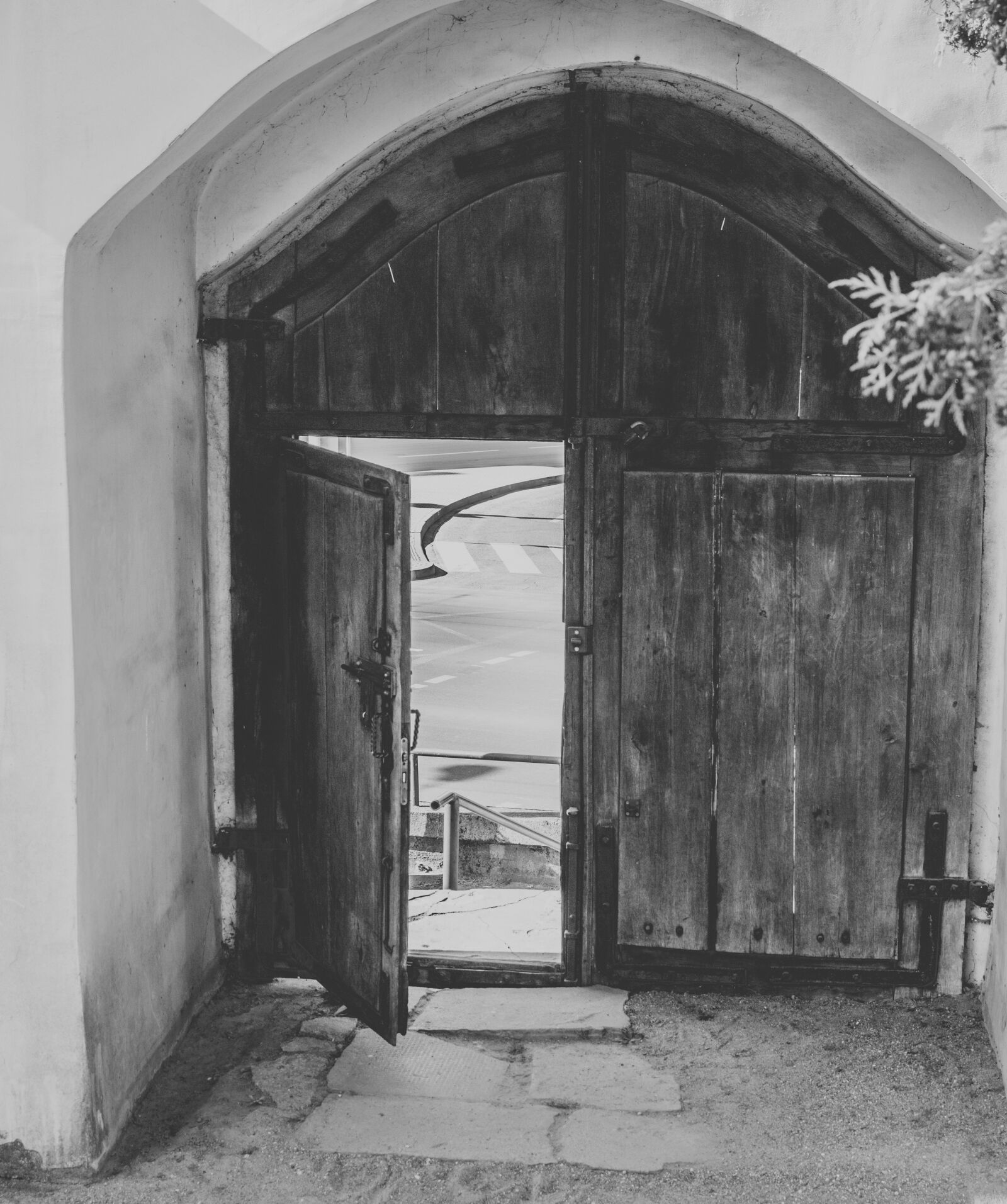 Canon EOS 700D (EOS Rebel T5i / EOS Kiss X7i) sample photo. Antique, black, and, white photography