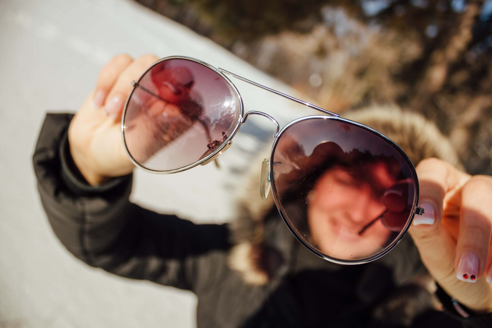 Canon EF-S 18-55mm F3.5-5.6 IS sample photo. Cheerful, young woman, sunglasses photography