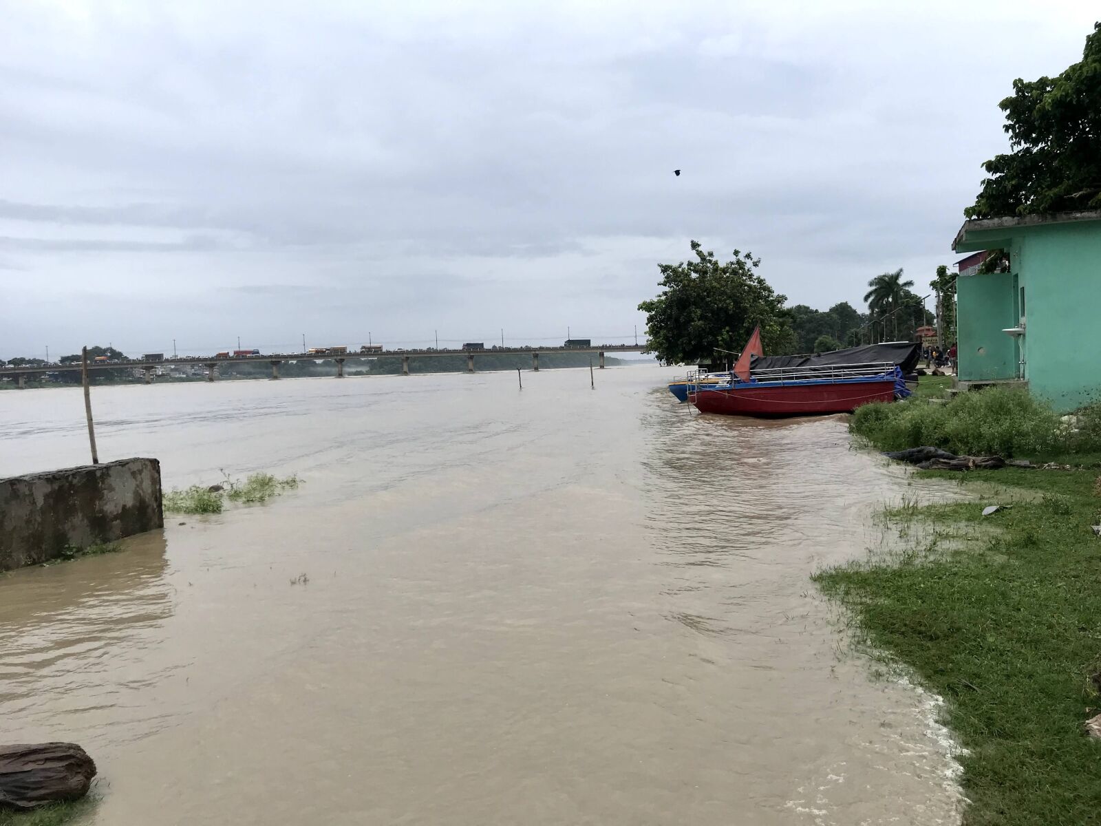 iPhone 7 back camera 3.99mm f/1.8 sample photo. Narayani, river, boat photography