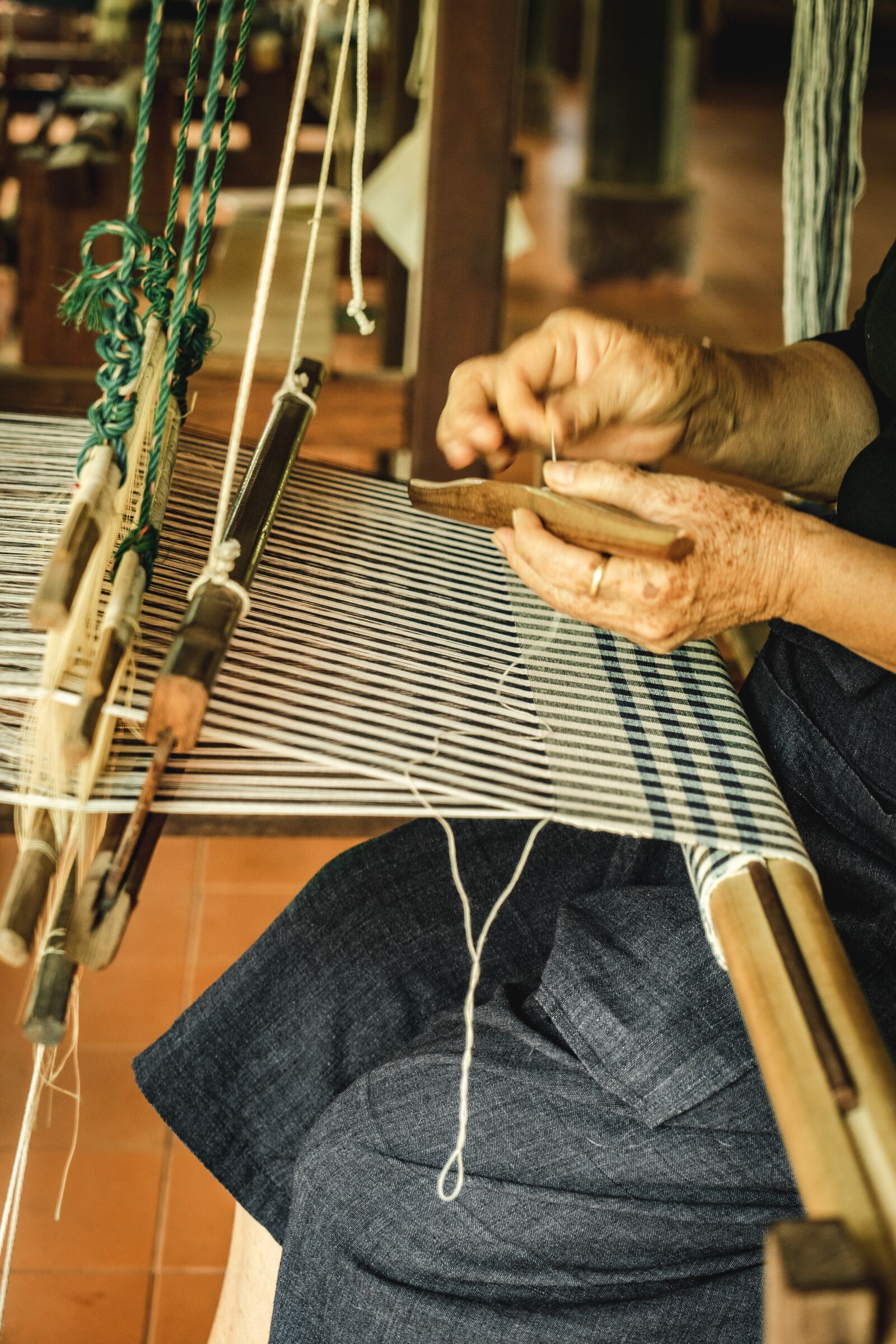 Sony a7 II + Sony Vario Tessar T* FE 24-70mm F4 ZA OSS sample photo. Weaving, hand, carpet photography