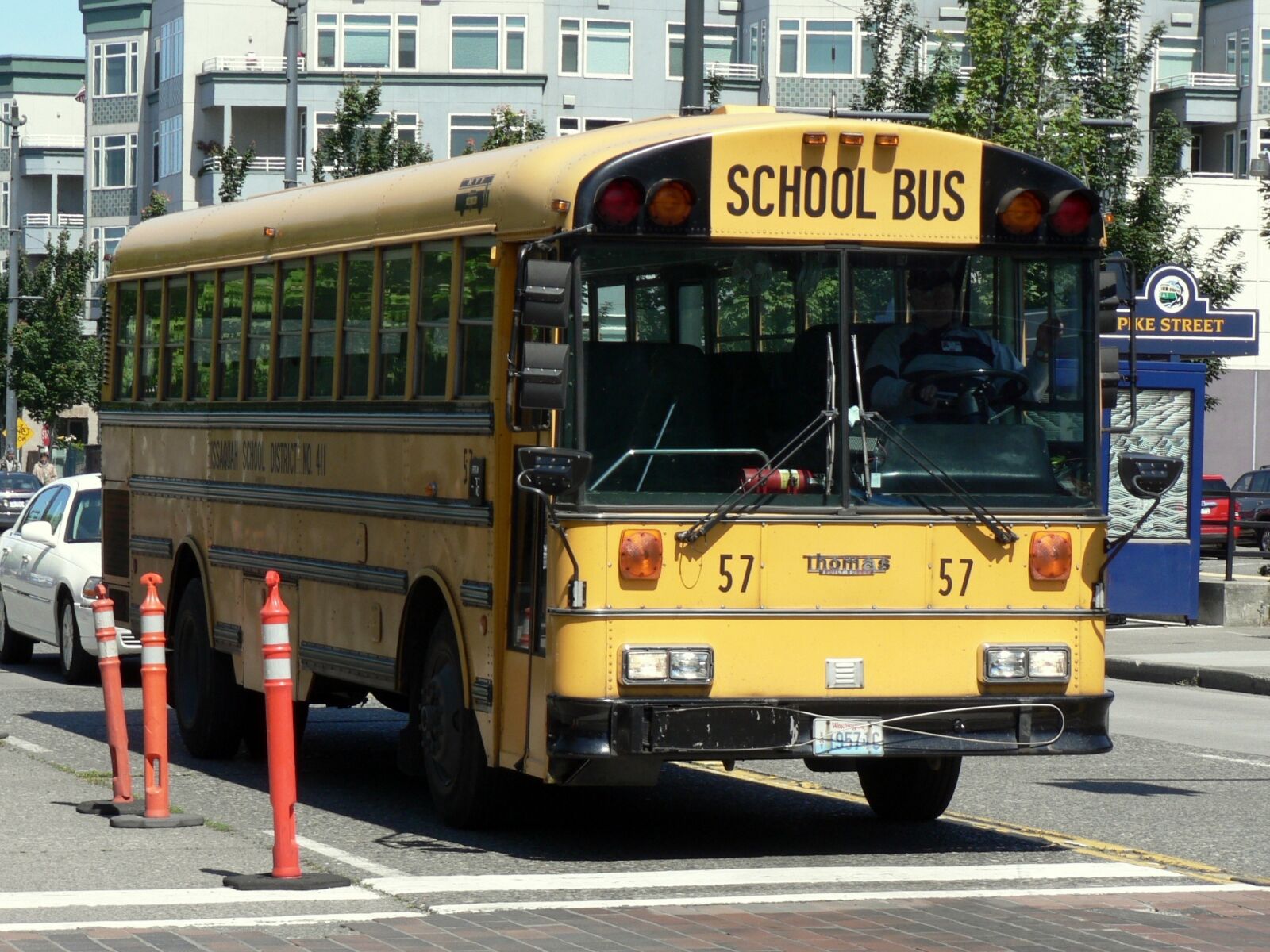 Panasonic DMC-FZ5 sample photo. School bus, street, city photography