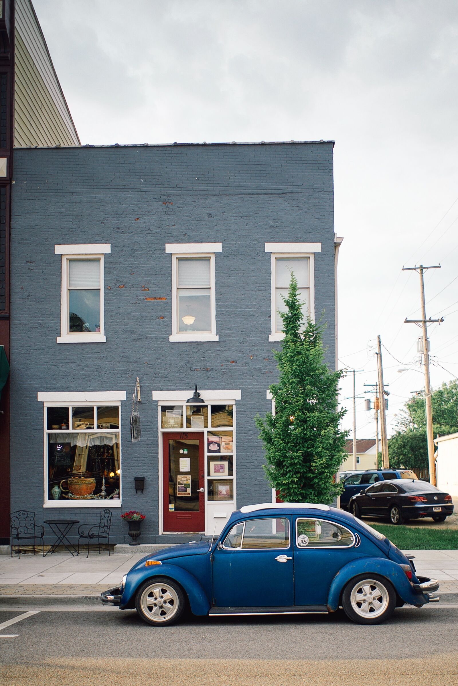 Sony FE 28mm F2 sample photo. Cars, city, classic photography