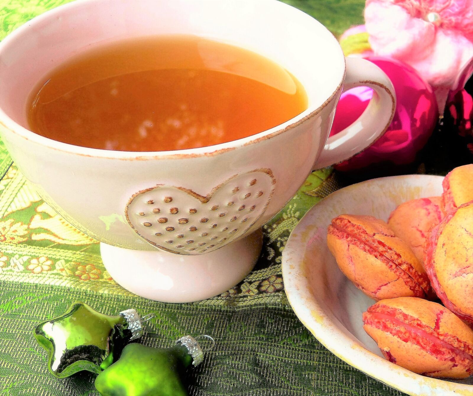 Panasonic Lumix DMC-FZ150 sample photo. Tee, cup, heart photography