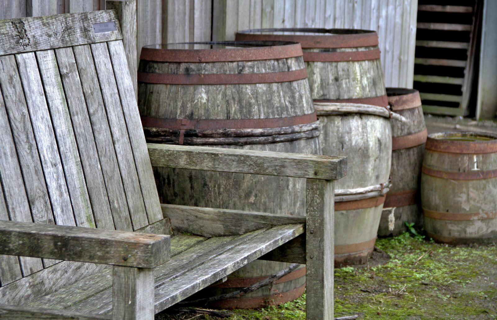 Canon EOS 7D sample photo. Barrels, wood, seat photography