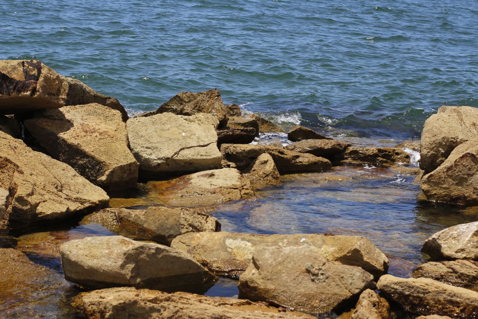 Canon EOS 700D (EOS Rebel T5i / EOS Kiss X7i) sample photo. Sea, rocks, expansion photography