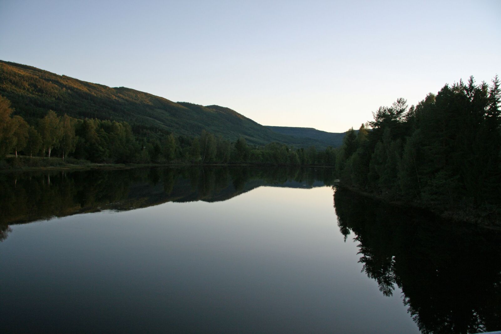 Canon EOS 400D (EOS Digital Rebel XTi / EOS Kiss Digital X) sample photo. Norway, evening, mirror photography
