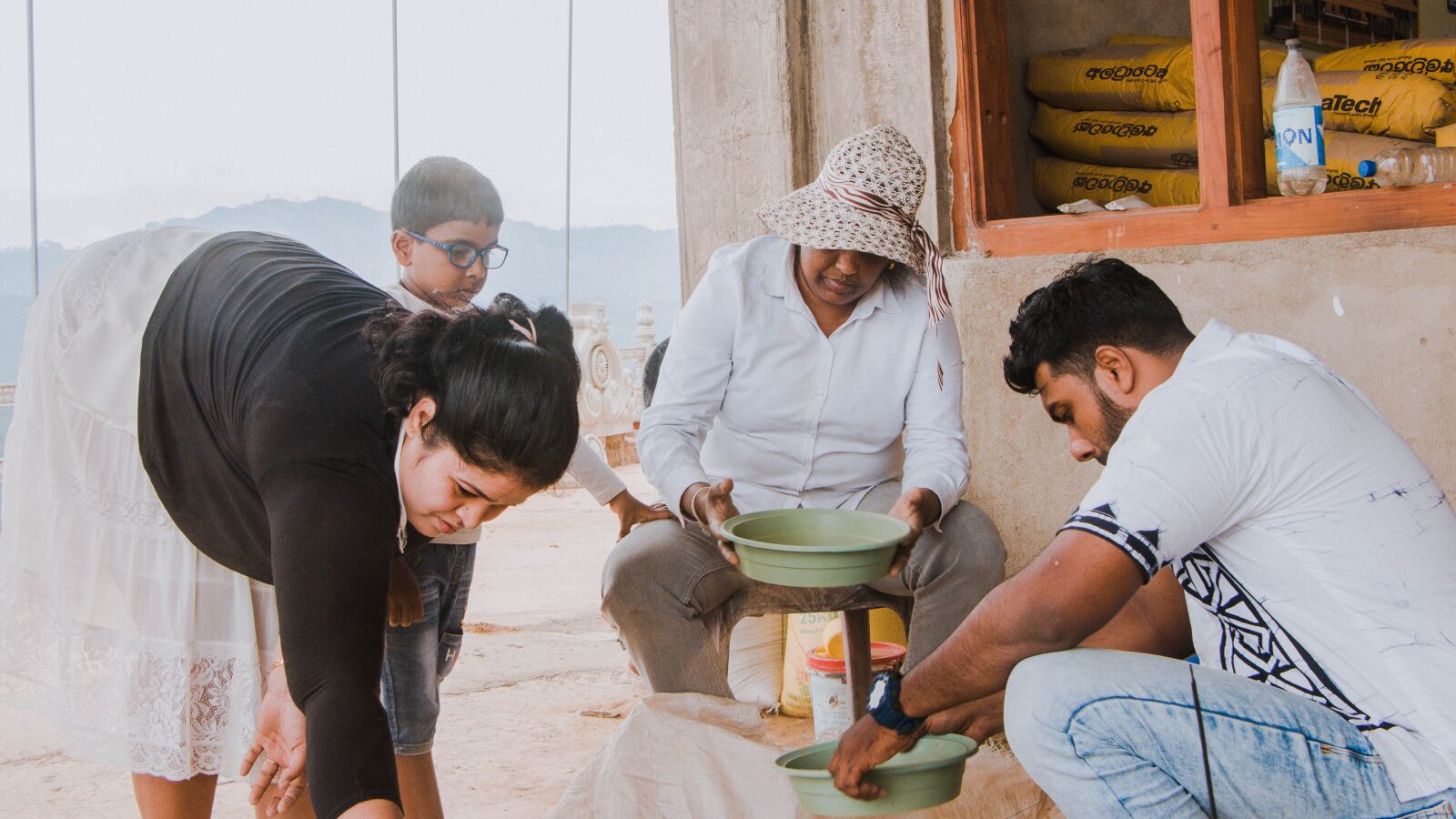 Canon EOS 70D + Canon EF-S 18-135mm F3.5-5.6 IS STM sample photo. Family, working, sand photography