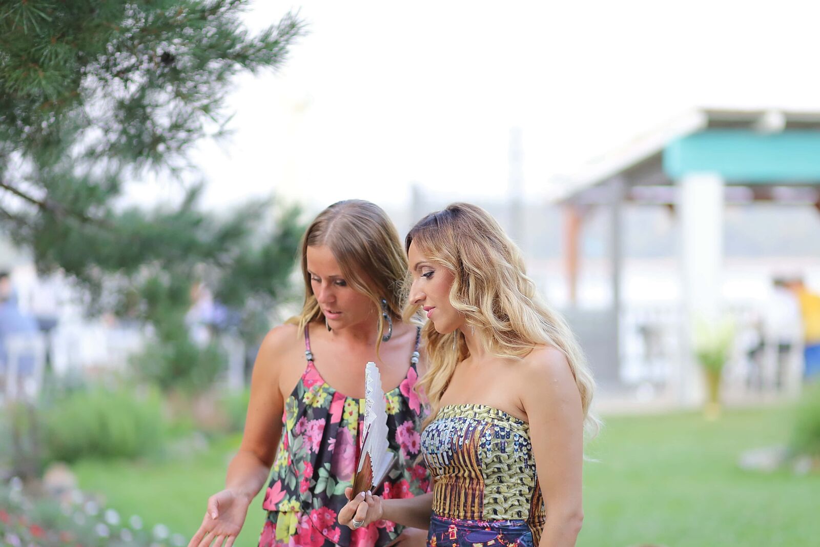 Canon EF 85mm F1.8 USM sample photo. Girls, blonde hair, girlfriend photography