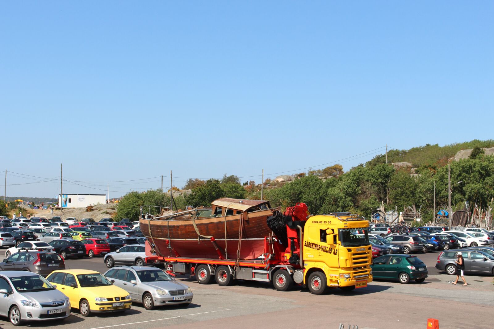 Canon EOS 700D (EOS Rebel T5i / EOS Kiss X7i) sample photo. Machine transportation, vehicle, shipping photography