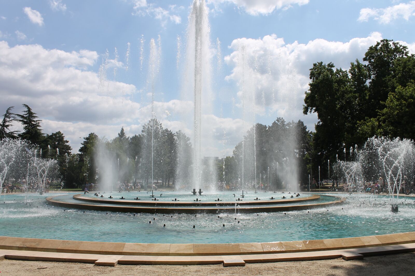 Canon EOS 1100D (EOS Rebel T3 / EOS Kiss X50) sample photo. Fountain, margaret island, budapest photography