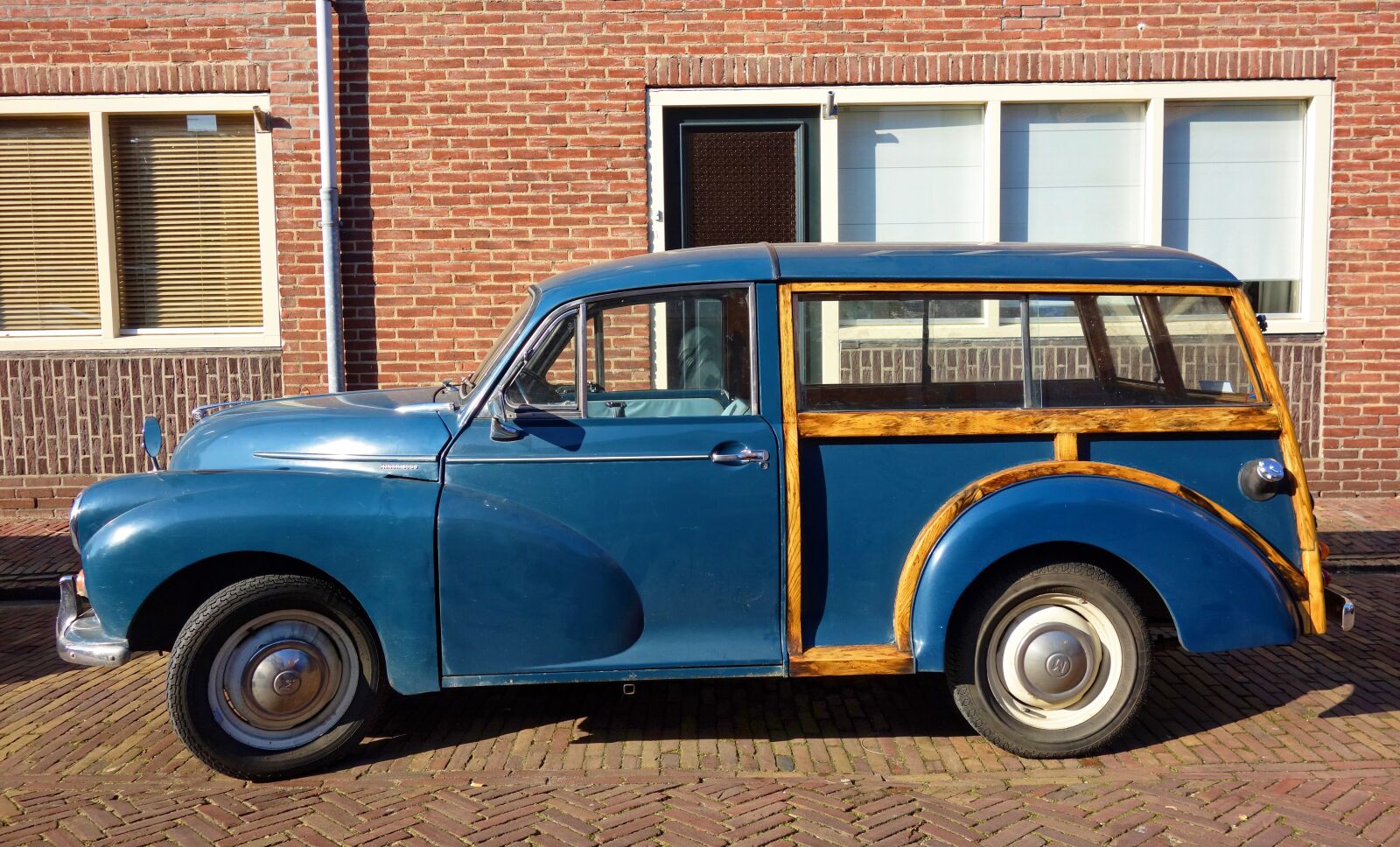 Sony Cyber-shot DSC-RX100 sample photo. Morris minor 1000 traveler photography