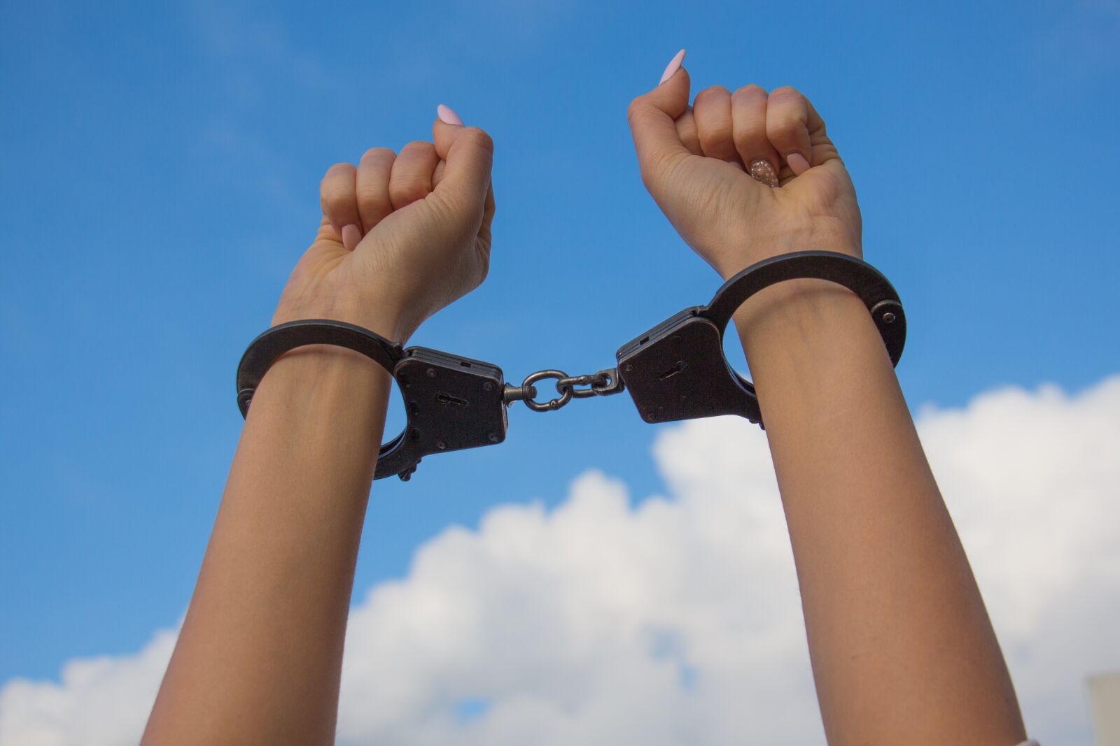 Canon EOS 650D (EOS Rebel T4i / EOS Kiss X6i) sample photo. Sky, hands in handcuffs photography