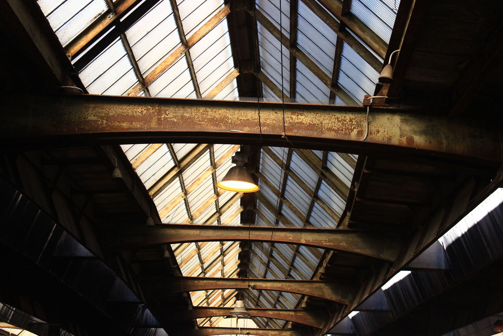 Canon EOS 600D (Rebel EOS T3i / EOS Kiss X5) sample photo. City, lights, old, rusty photography