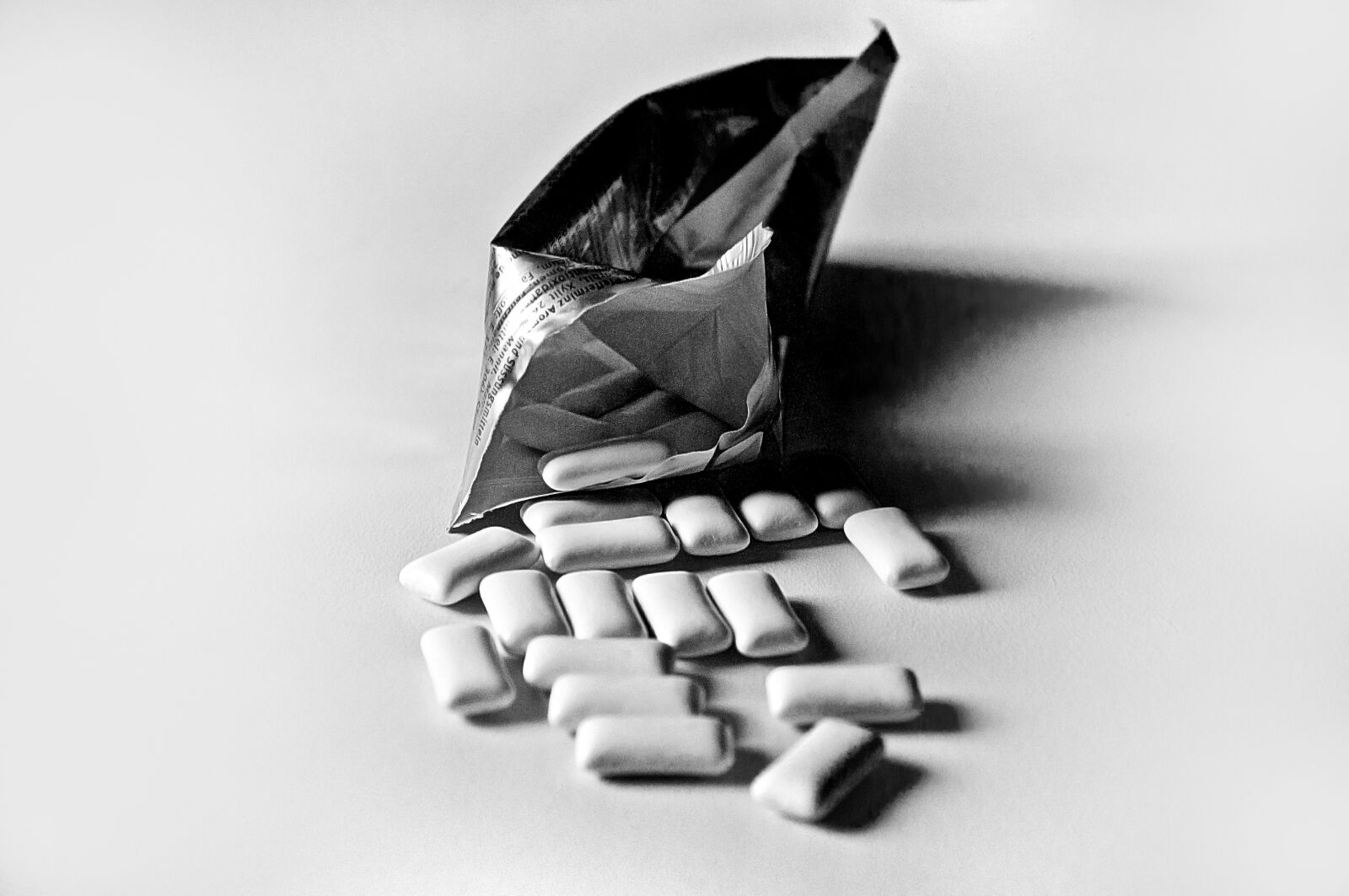 Nikon D90 sample photo. Chewing gum, table, scattered photography