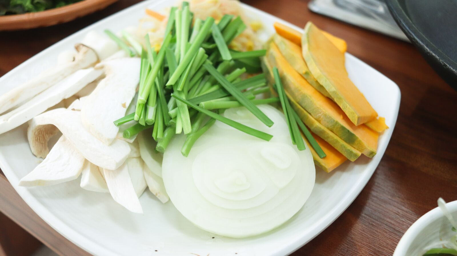 Canon EF-S 24mm F2.8 STM sample photo. Onion, pumpkin, mushroom photography