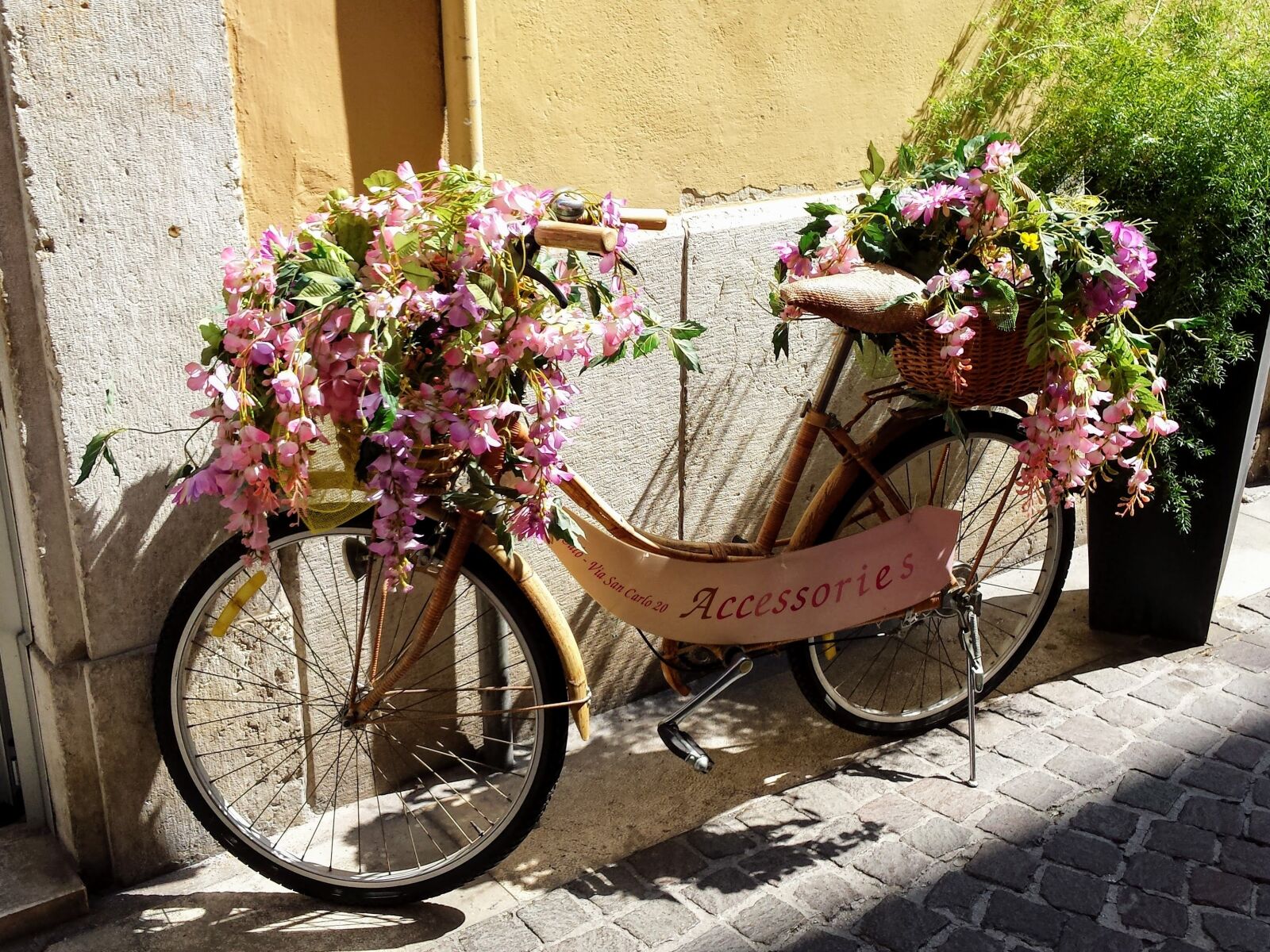 Samsung Galaxy S4 sample photo. Bicycle, flowers, italy photography