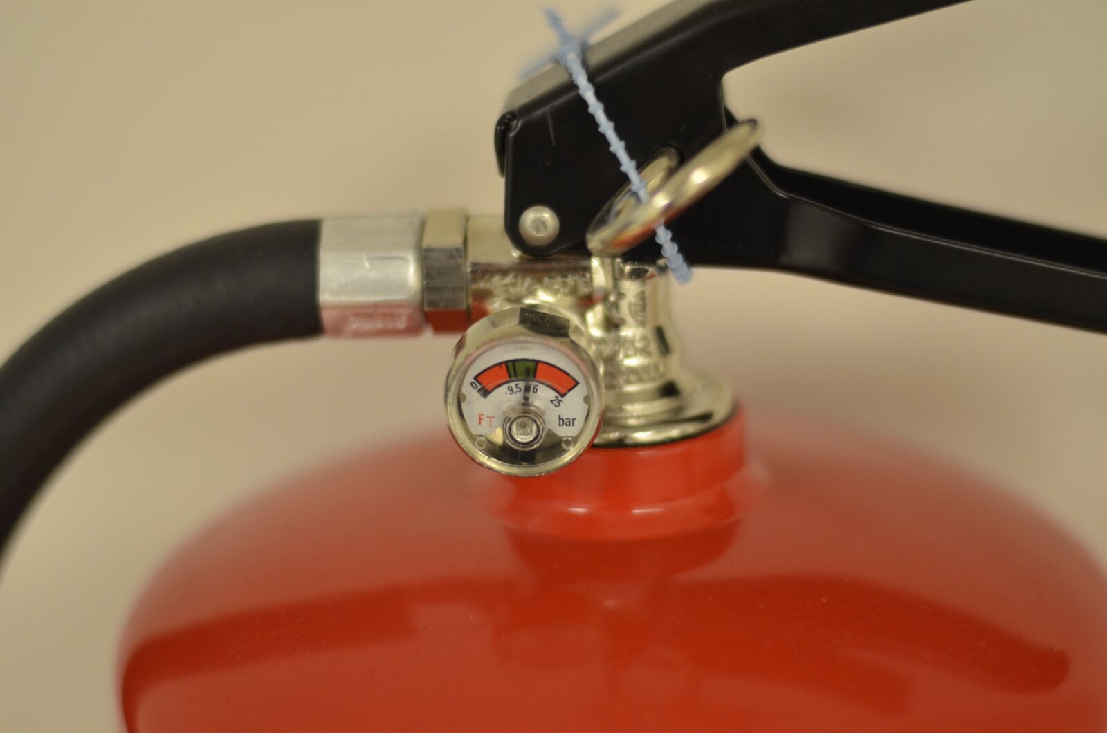 Nikon D5100 sample photo. Powder extinguisher, fire, evacuation photography