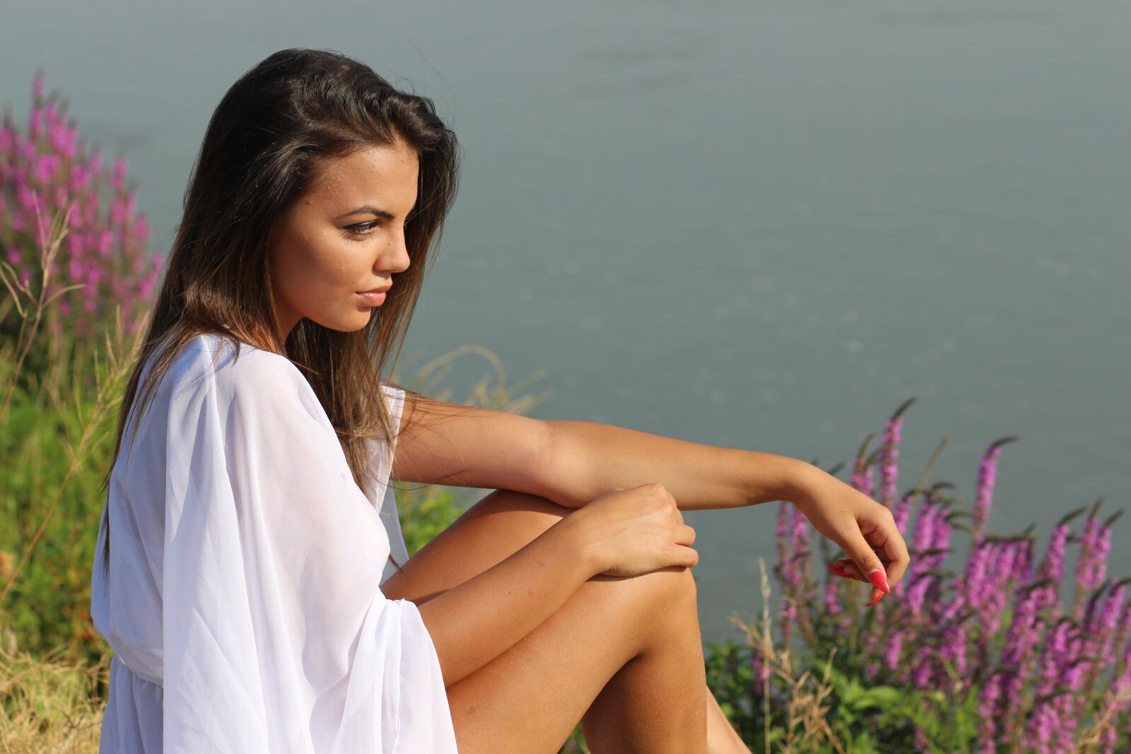 Canon EOS 700D (EOS Rebel T5i / EOS Kiss X7i) + Canon EF 85mm F1.8 USM sample photo. Girl, lake, dress photography