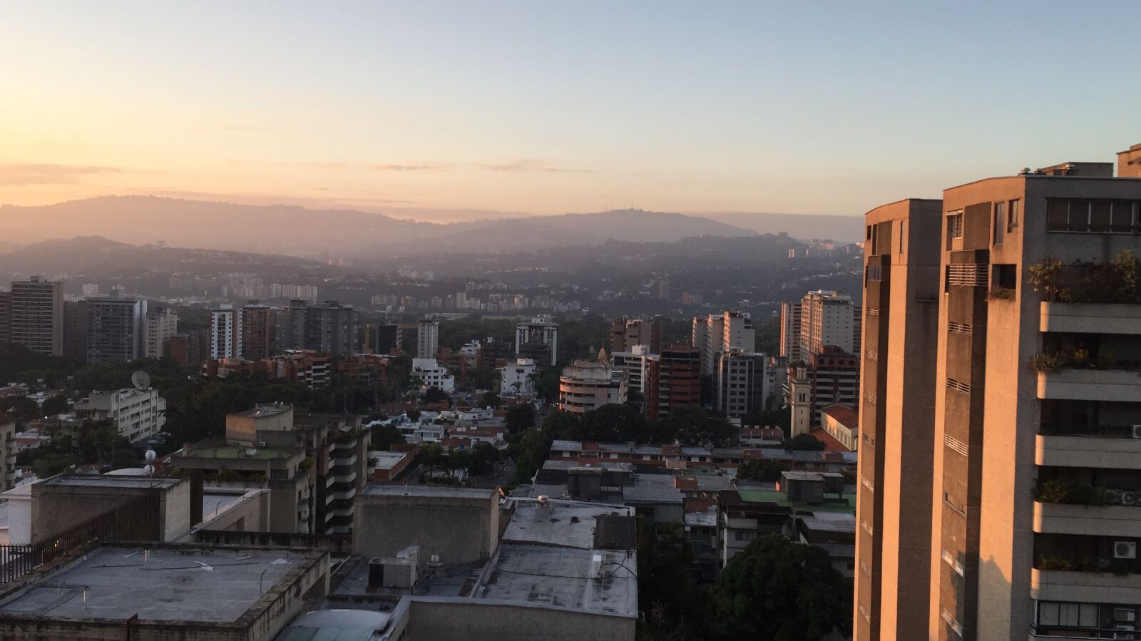 iPhone 6 Plus back camera 4.15mm f/2.2 sample photo. City, caracas, building photography