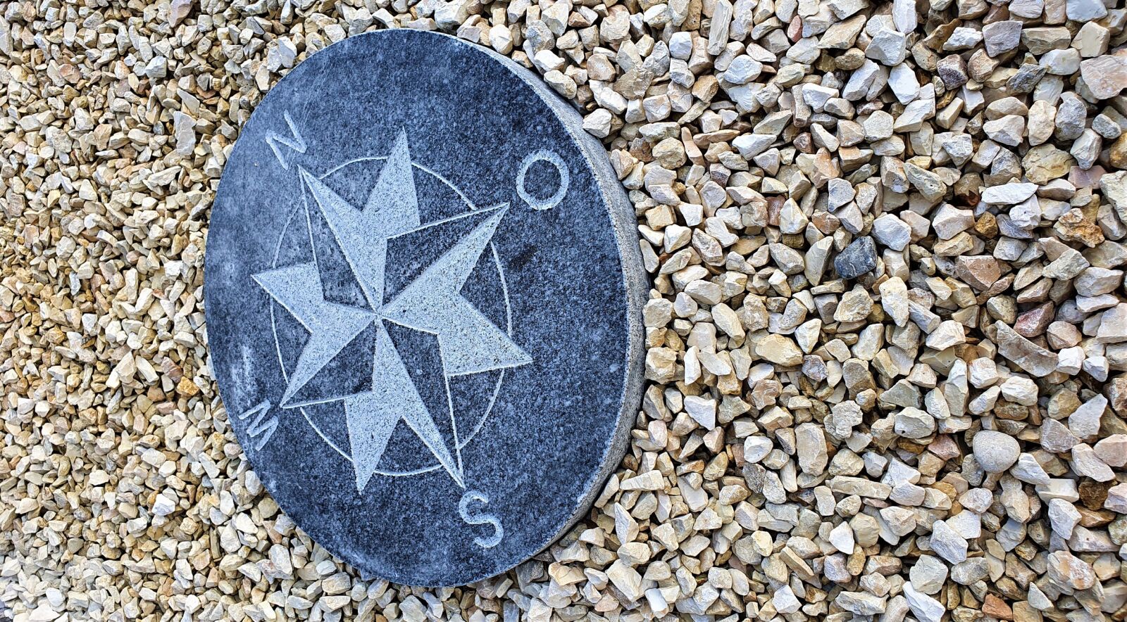 Samsung Galaxy S10+ sample photo. Stone compass, pebble, pattern photography