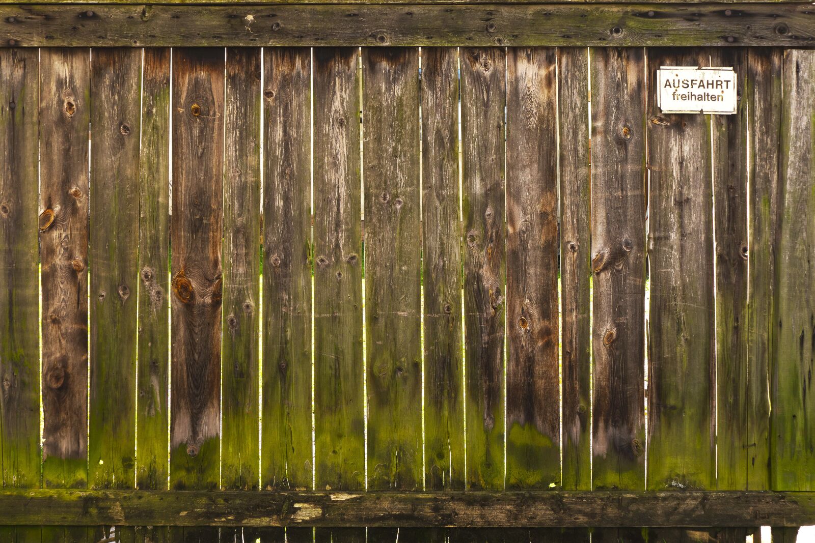 Panasonic Lumix DMC-FZ1000 sample photo. Wooden gate, boards, rustic photography