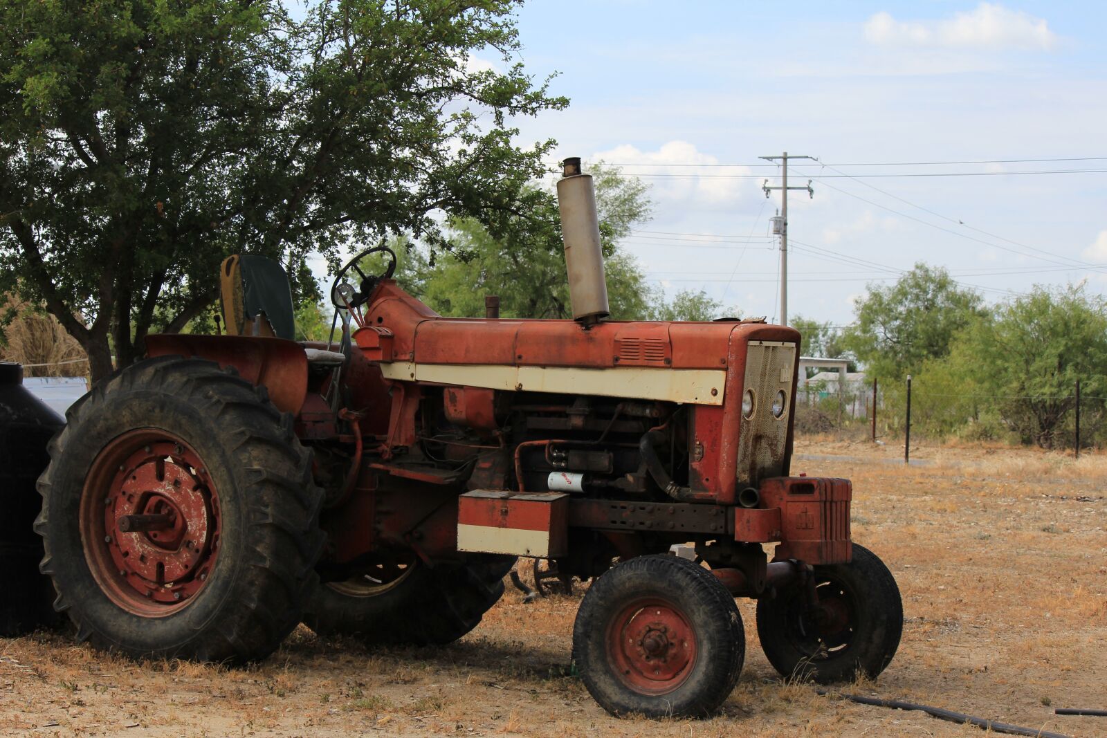 Canon EOS 1200D (EOS Rebel T5 / EOS Kiss X70 / EOS Hi) + Canon EF-S 55-250mm F4-5.6 IS II sample photo. Tractor, old, forgotten photography