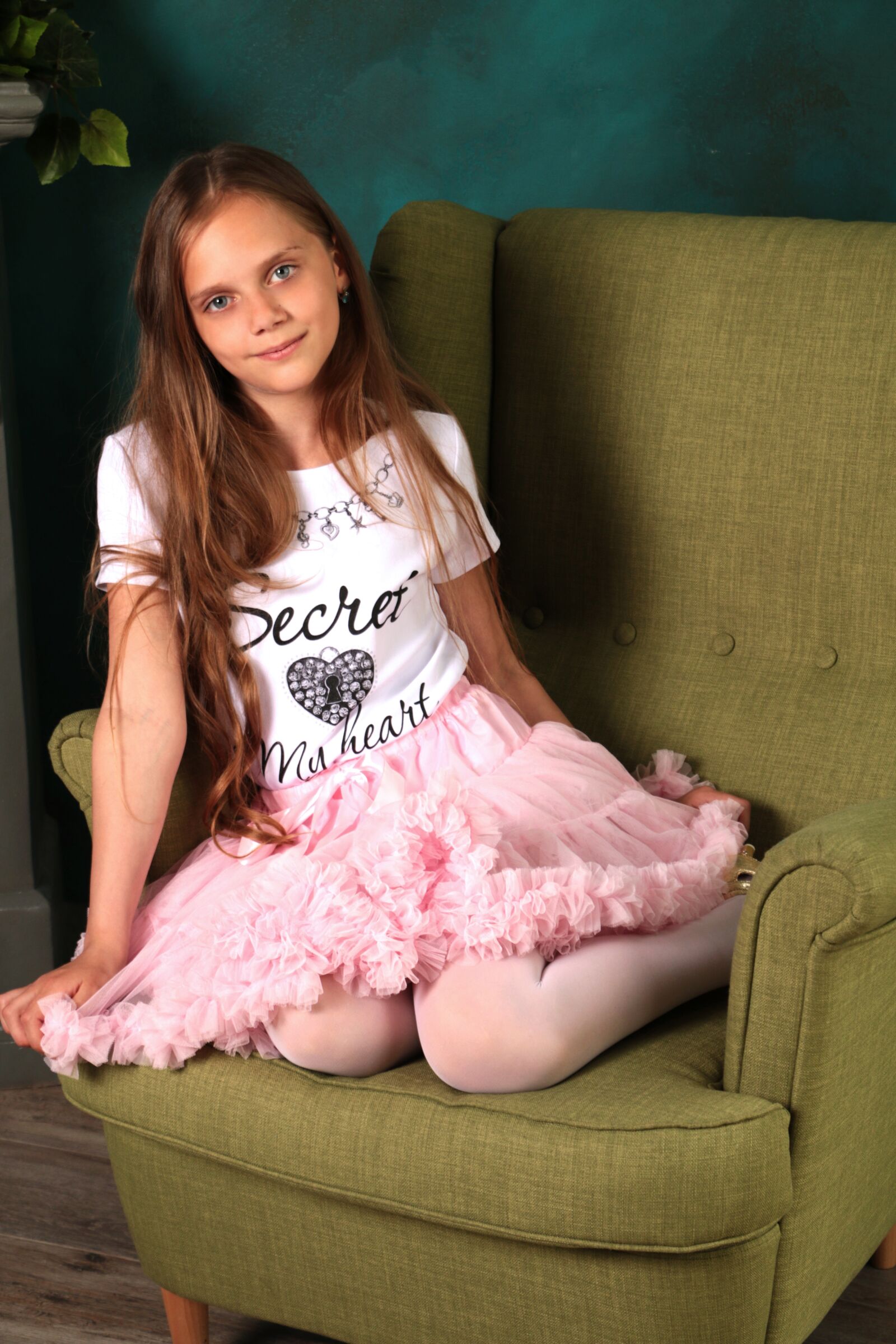 Canon EOS 70D sample photo. Girl, model, armchair photography