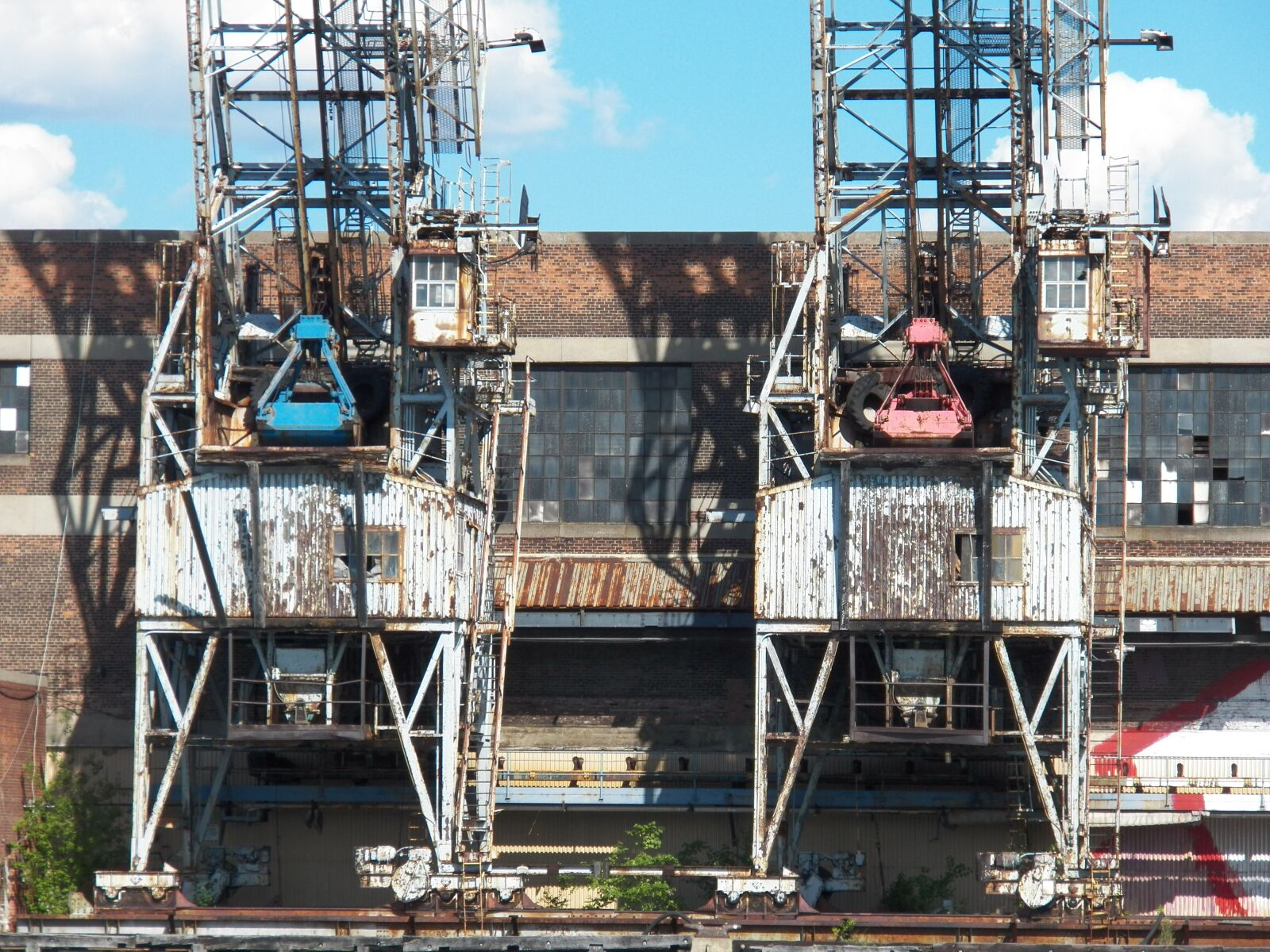Kodak EasyShare Z990 (EasyShare Max) sample photo. Crane, factory, industry photography