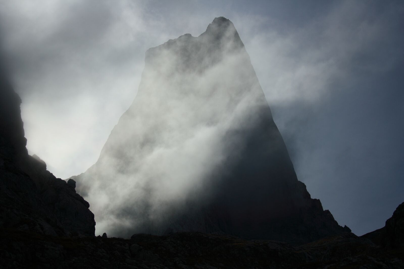 Canon EOS 1000D (EOS Digital Rebel XS / EOS Kiss F) sample photo. Peak, mountains, landscape photography