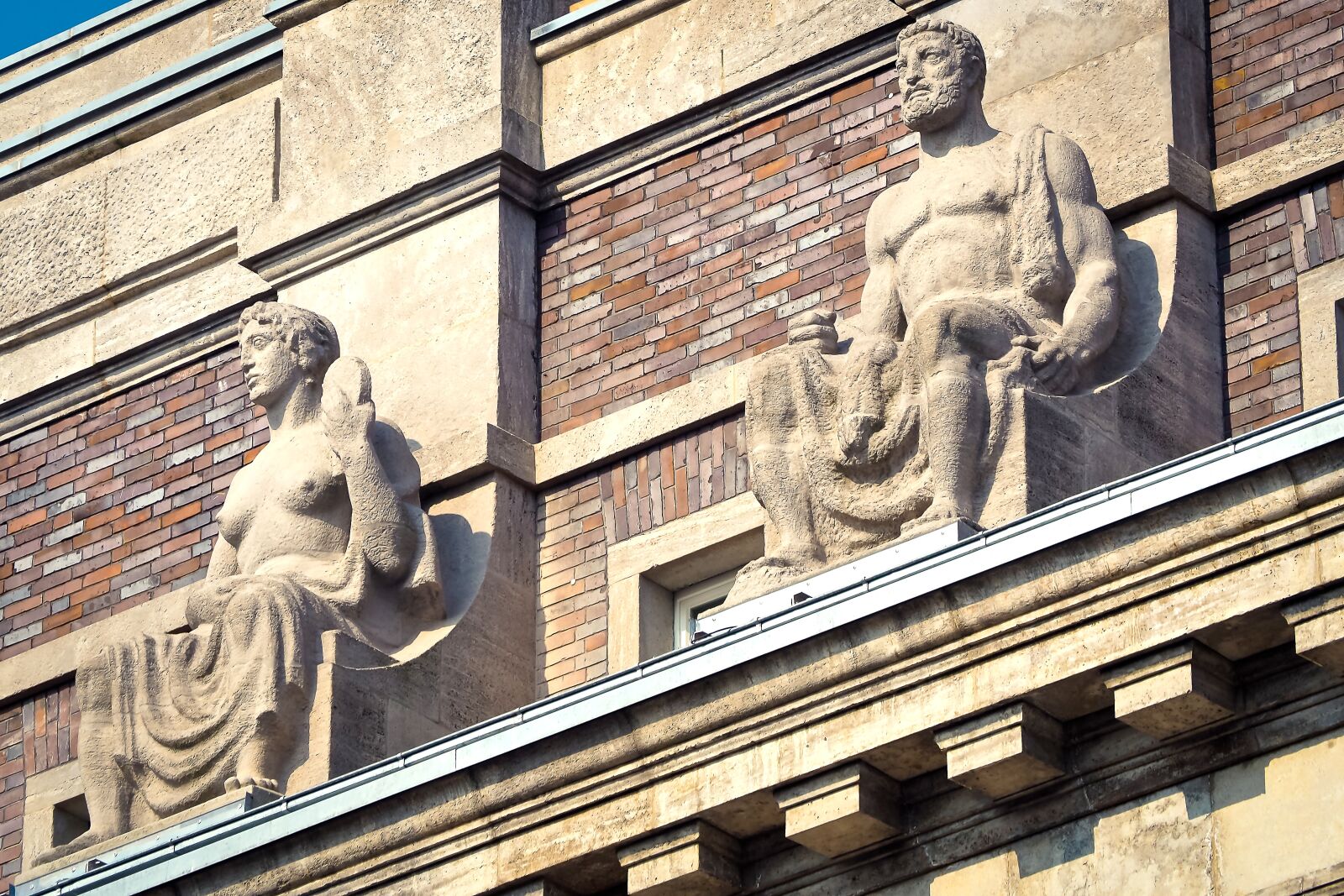 Olympus OM-D E-M10 sample photo. Facade, statue, sculpture photography
