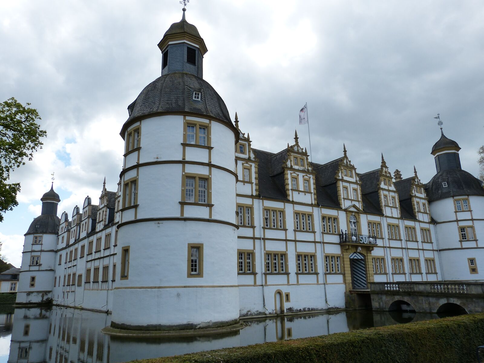 Panasonic Lumix DMC-FZ150 sample photo. Paderborn, castle, neuhaus photography