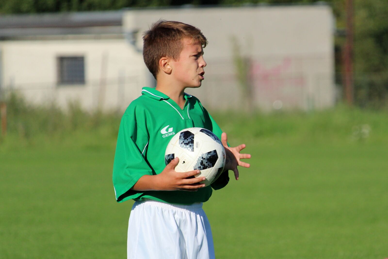 Canon EF-S 55-250mm F4-5.6 IS STM sample photo. Football, autové throw-in, footballer photography