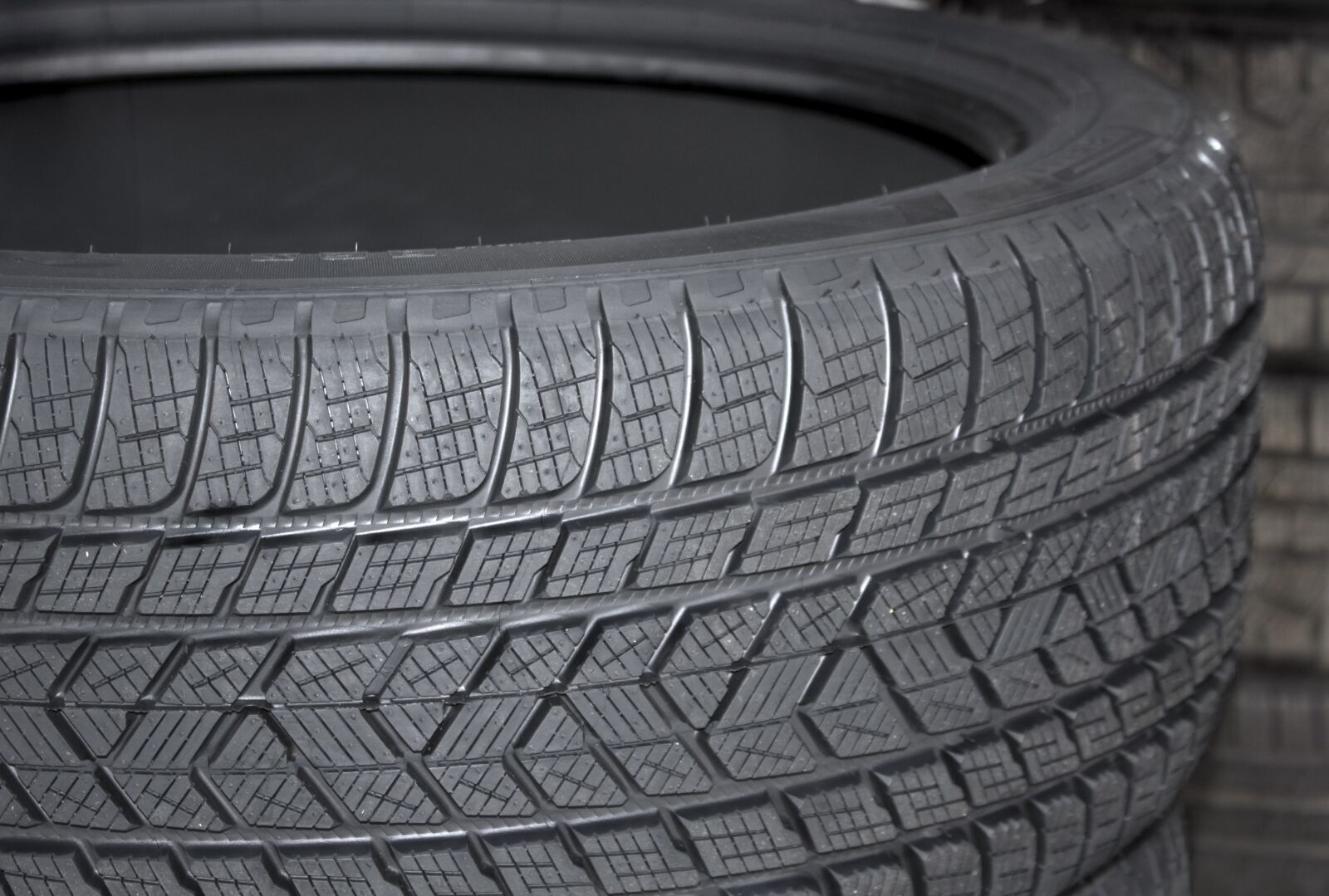 Canon EF-S 18-55mm F3.5-5.6 IS sample photo. Tyre, tread, car photography